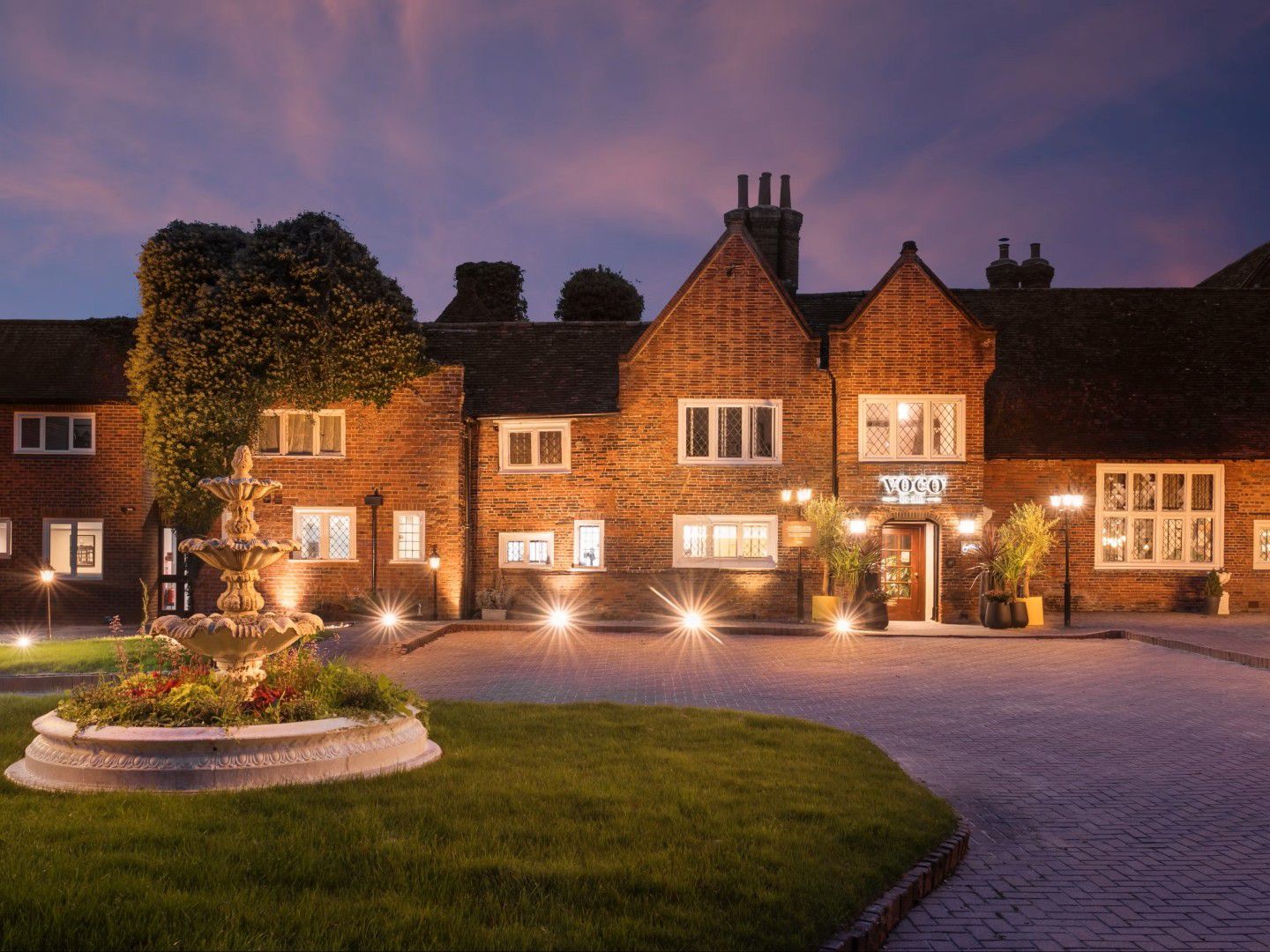 Vue extérieure du voco Letchworth Hall, avec fontaine et jardins.