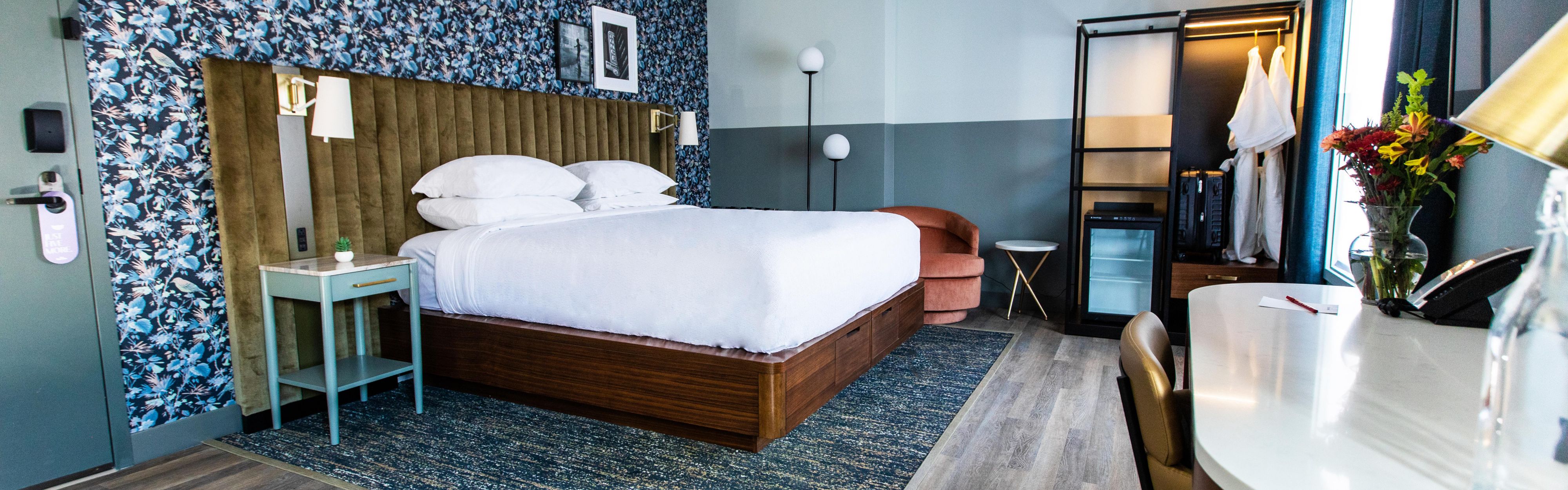 King bed voco Atlanta The Darwin