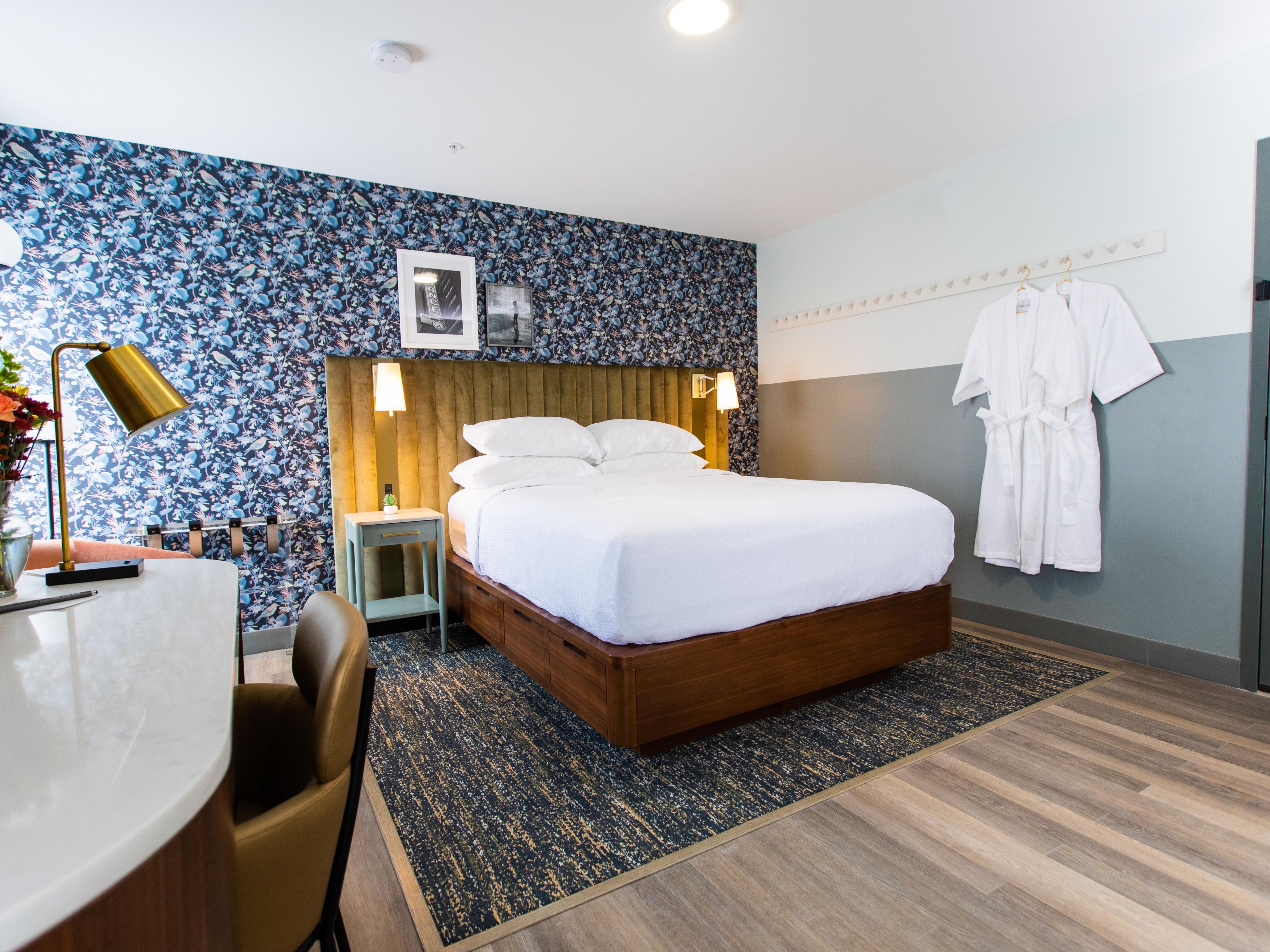 Queen bed cozy room