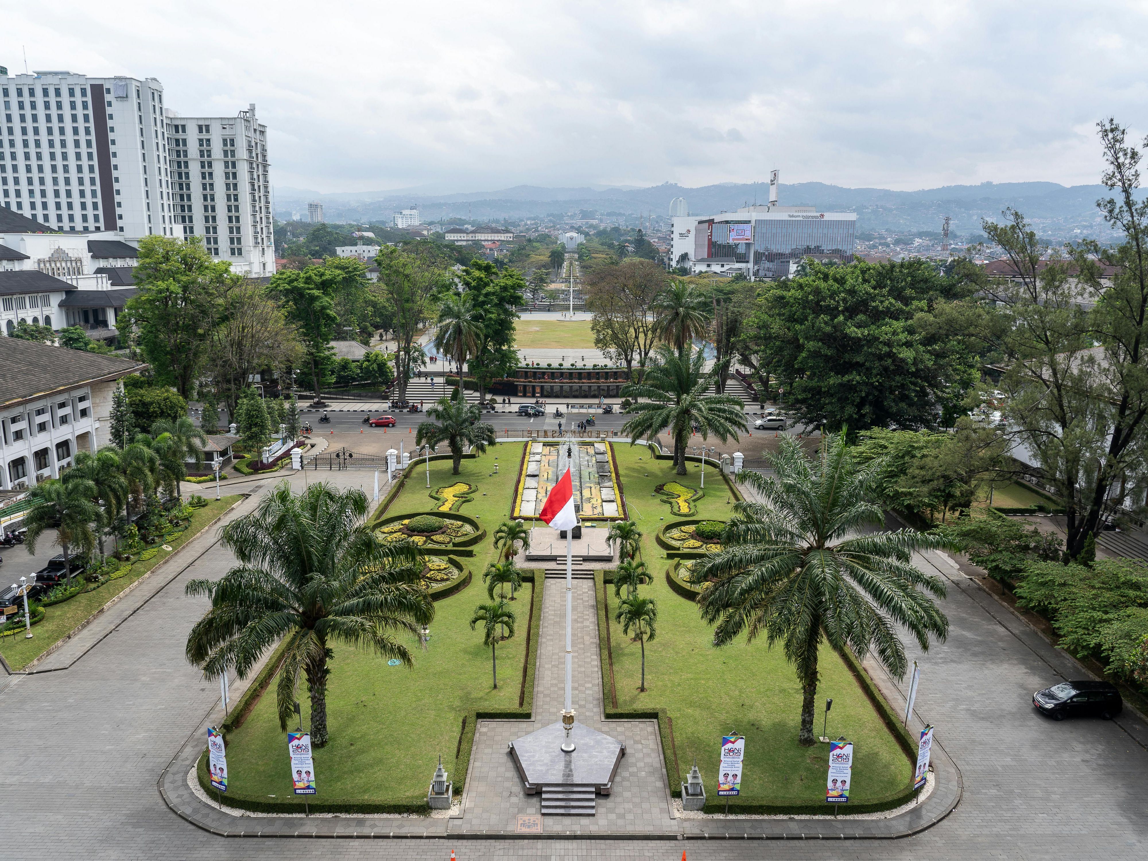 Unser Standort ist eine entspannte Gegend in Bandung, von der aus mehrere Einkaufszentren, Bildungseinrichtungen und Streetfood-Stände leicht zu erreichen sind. Lembang ist ein Reiseziel Ort, um sich in der Natur zu entspannen, die kühle Bergluft zu genießen und Spaß zu haben Sehenswürdigkeiten, probieren Sie lokales Essen und genießen Sie die wunderschöne Landschaft.