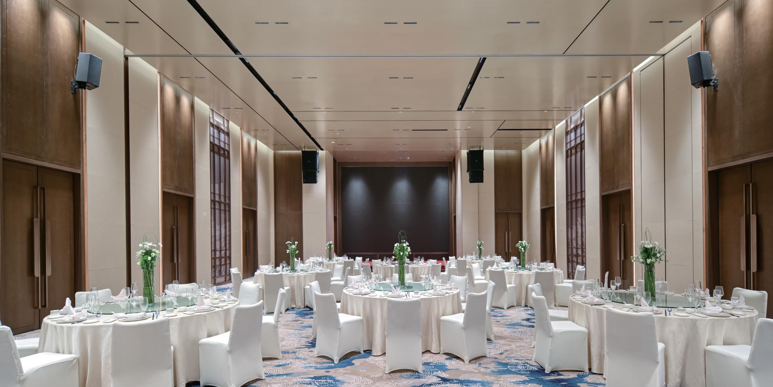 Located on 3/F with 300 sq. meter, tailor-made service for business conferences and elegant wedding.