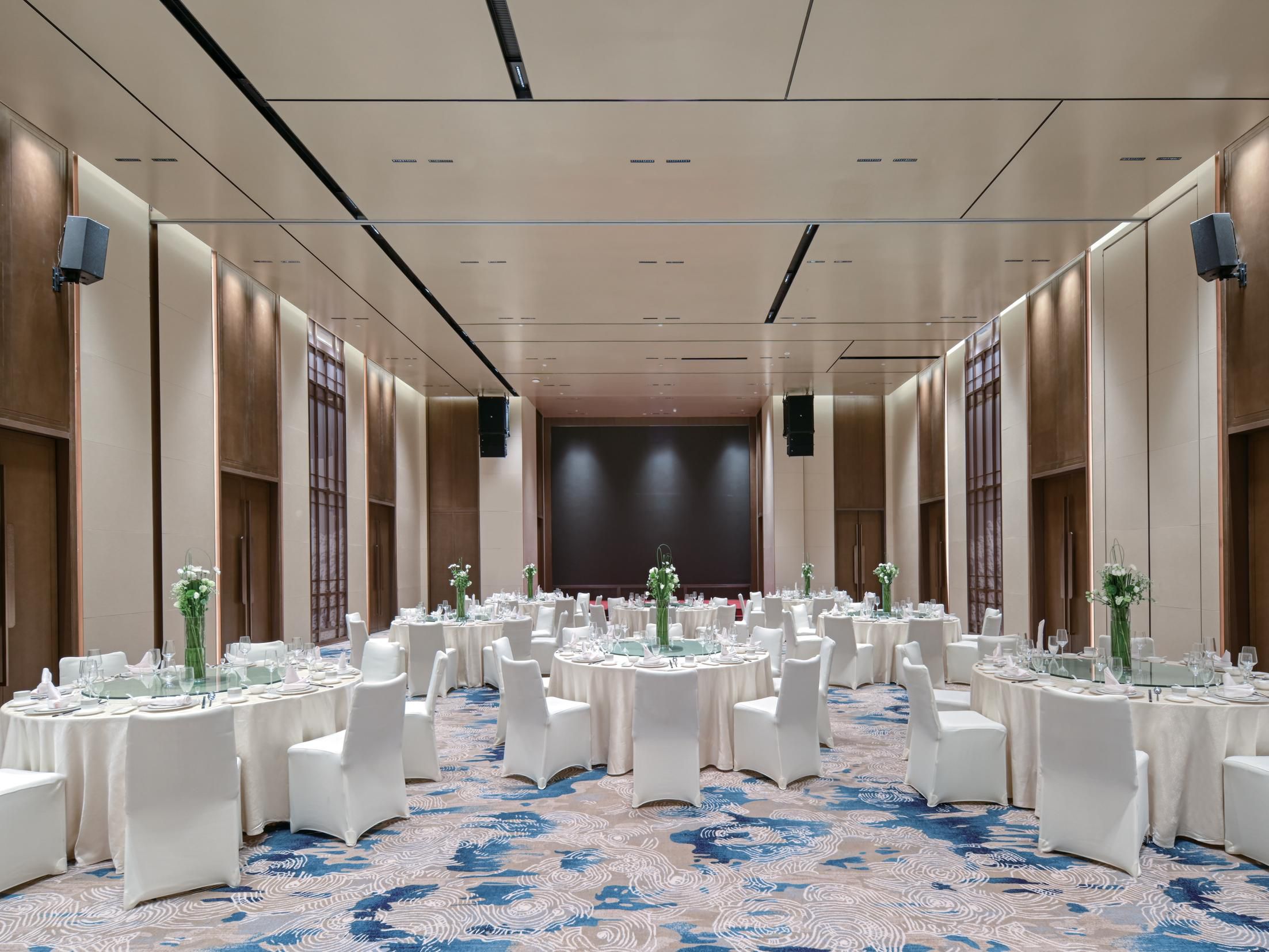 Located on 3/F with 300 sq. meter, tailor-made service for business conferences and elegant wedding.