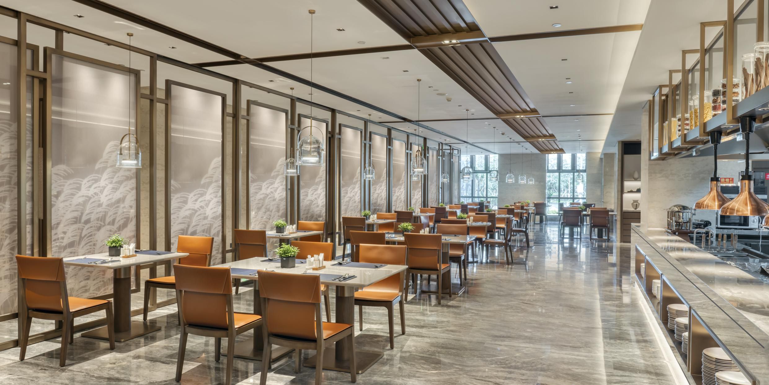 Offering buffet breakfast, Cantonese and local cuisine with 6 private rooms, 64 seats at rest lobby.
