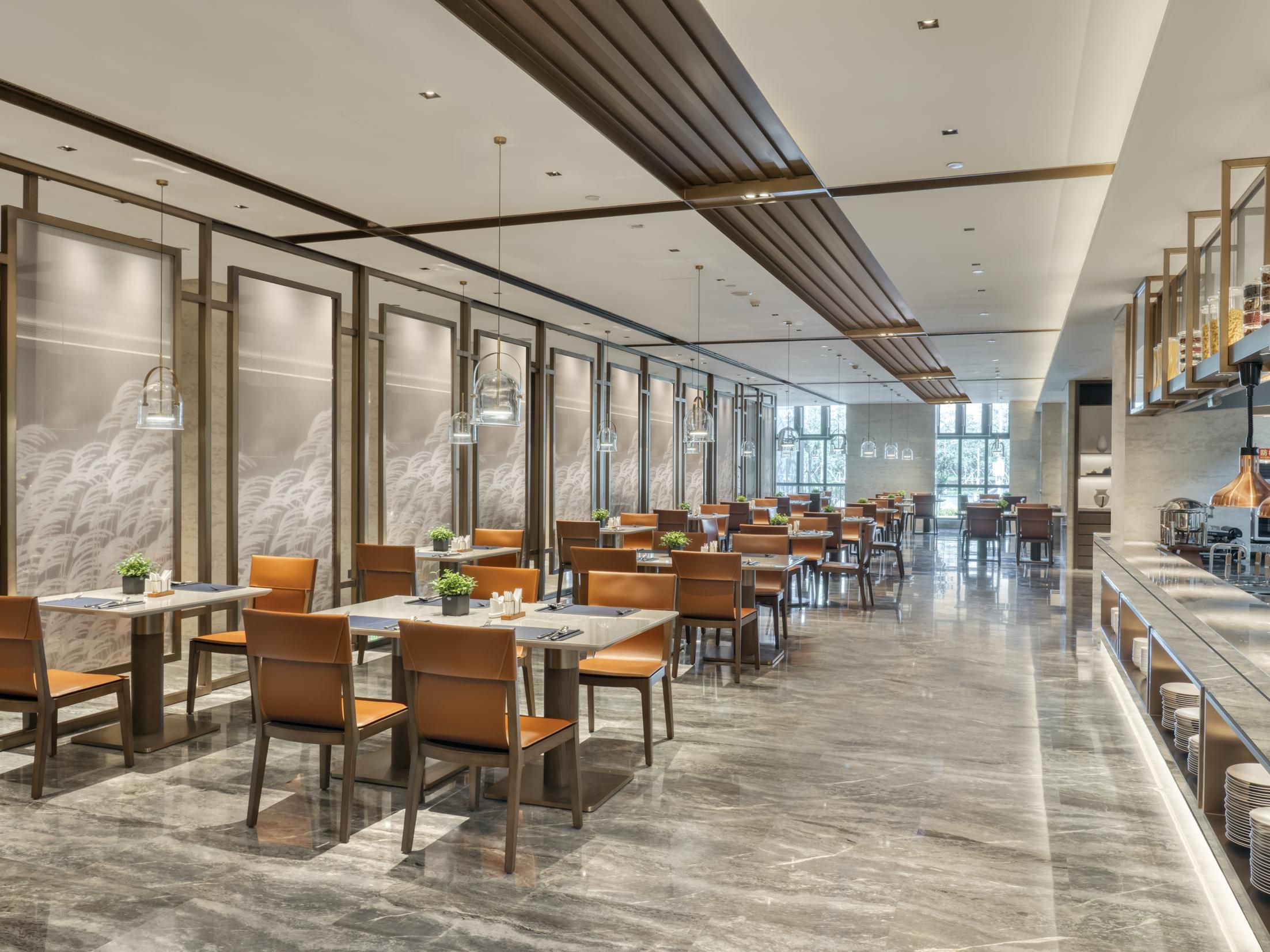 Offering buffet breakfast, Cantonese and local cuisine with 6 private rooms, 64 seats at rest lobby.