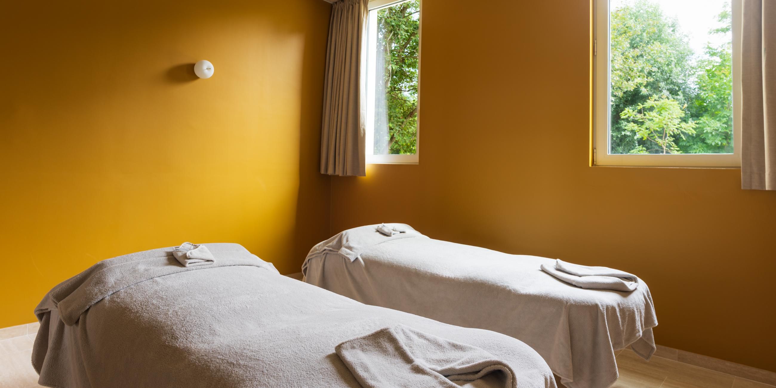 Discover our Wellness area, an oasis of relaxation in collaboration with the cosmetics brand Gemology. Our guests can enjoy a fitness area, three treatment rooms including one for couples, an exfoliation room, a hammam, and a heated outdoor pool. To book or to learn more about our spa please contact : spa@vbeaune.com
