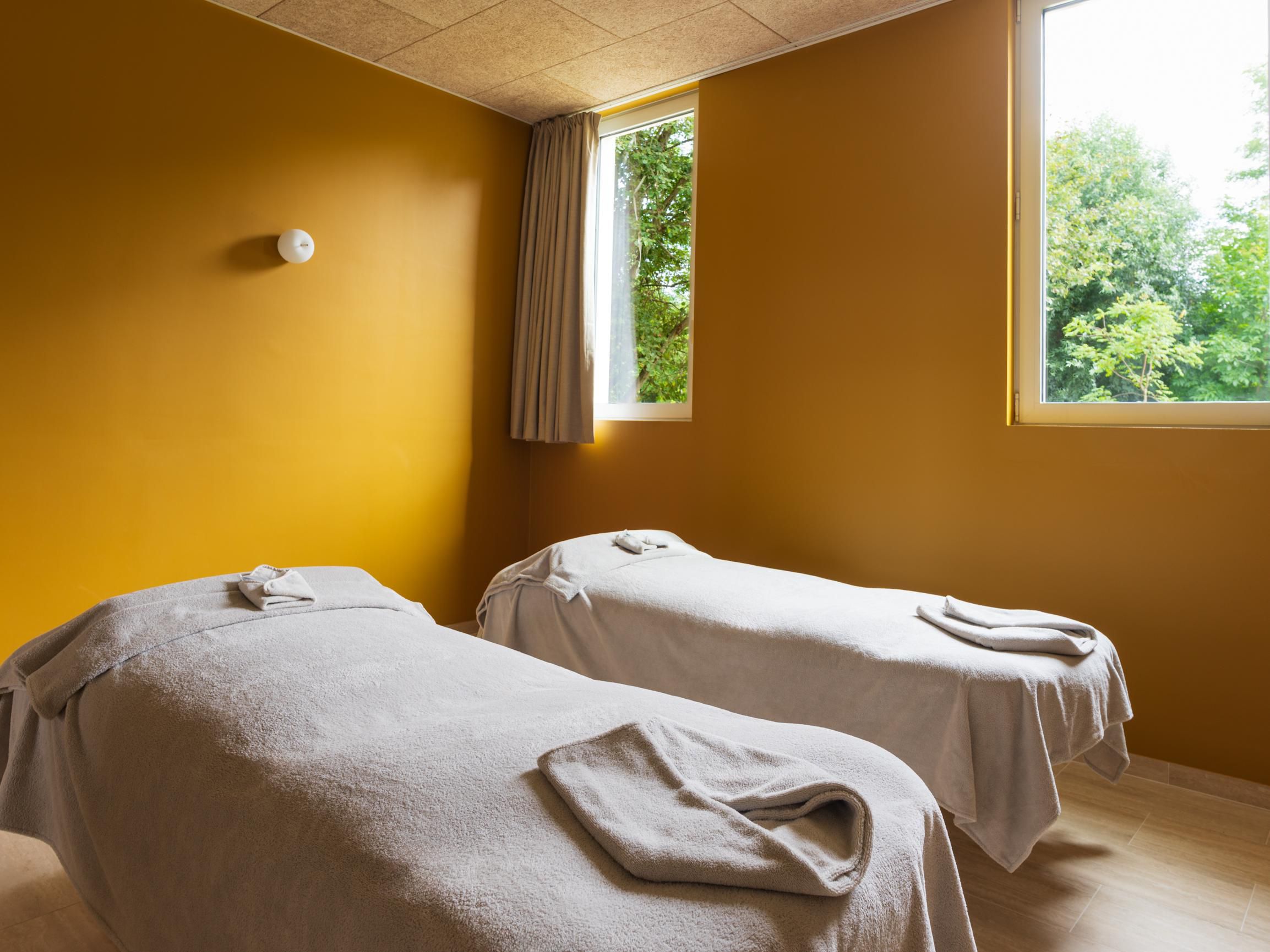 Discover our Wellness area, an oasis of relaxation in collaboration with the cosmetics brand Gemology. Our guests can enjoy a fitness area, three treatment rooms including one for couples, an exfoliation room, a hammam, and a heated outdoor pool. To book or to learn more about our spa please contact : spa@vbeaune.com