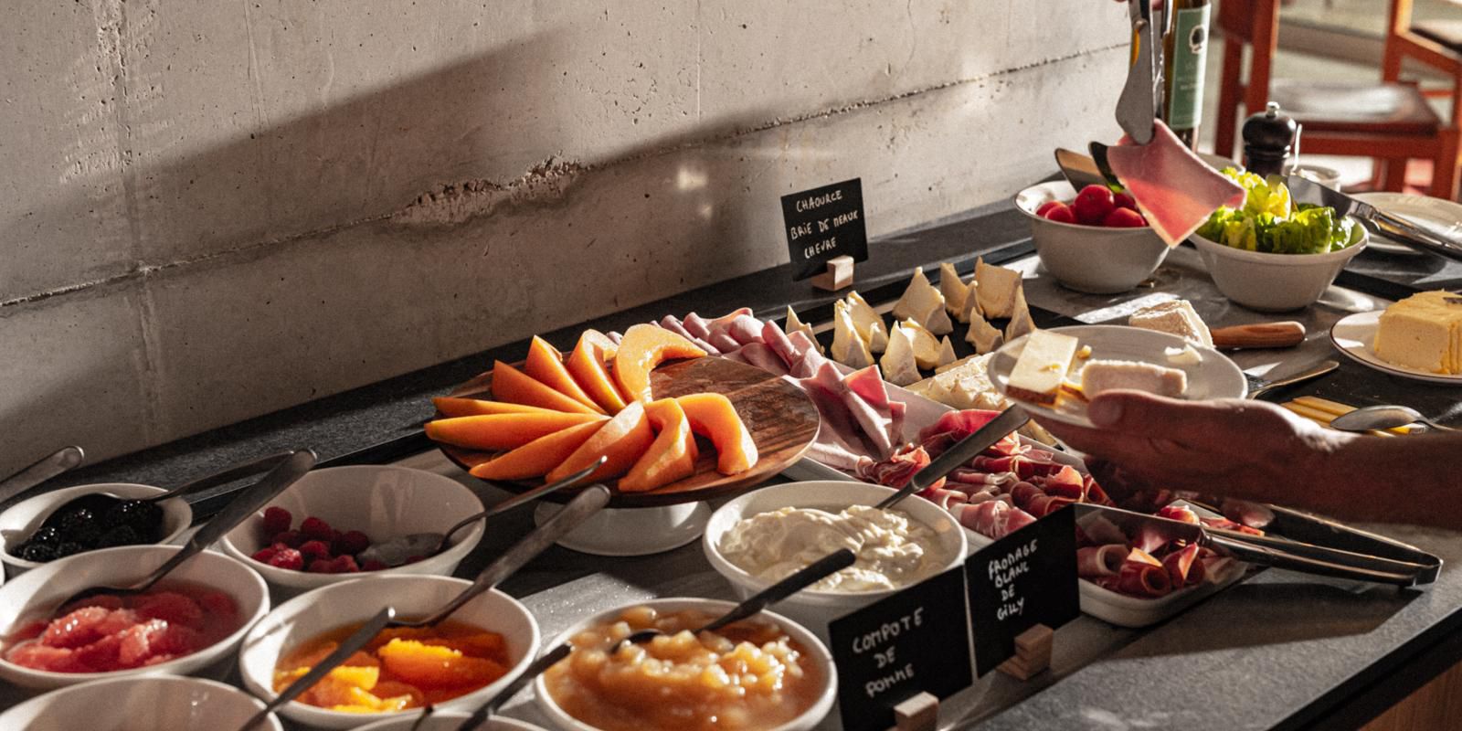 Experience a brunch like no other: indulgent breakfast, generous starter buffet, sizzling brasero with tasty sides, and an endless dessert table. €45/adult, €25/child (-12).
