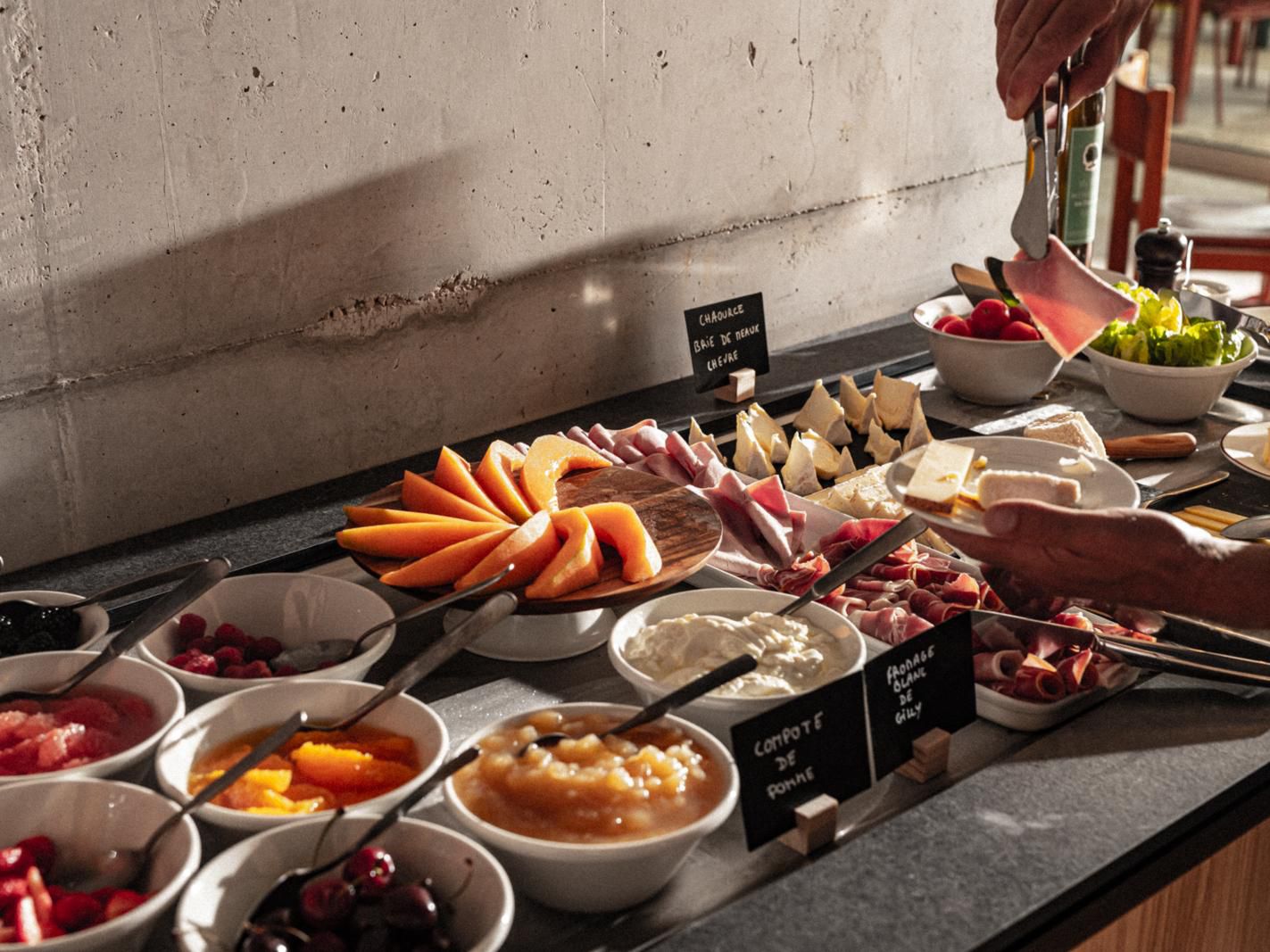 Experience a brunch like no other: indulgent breakfast, generous starter buffet, sizzling brasero with tasty sides, and an endless dessert table. €45/adult, €25/child (-12).