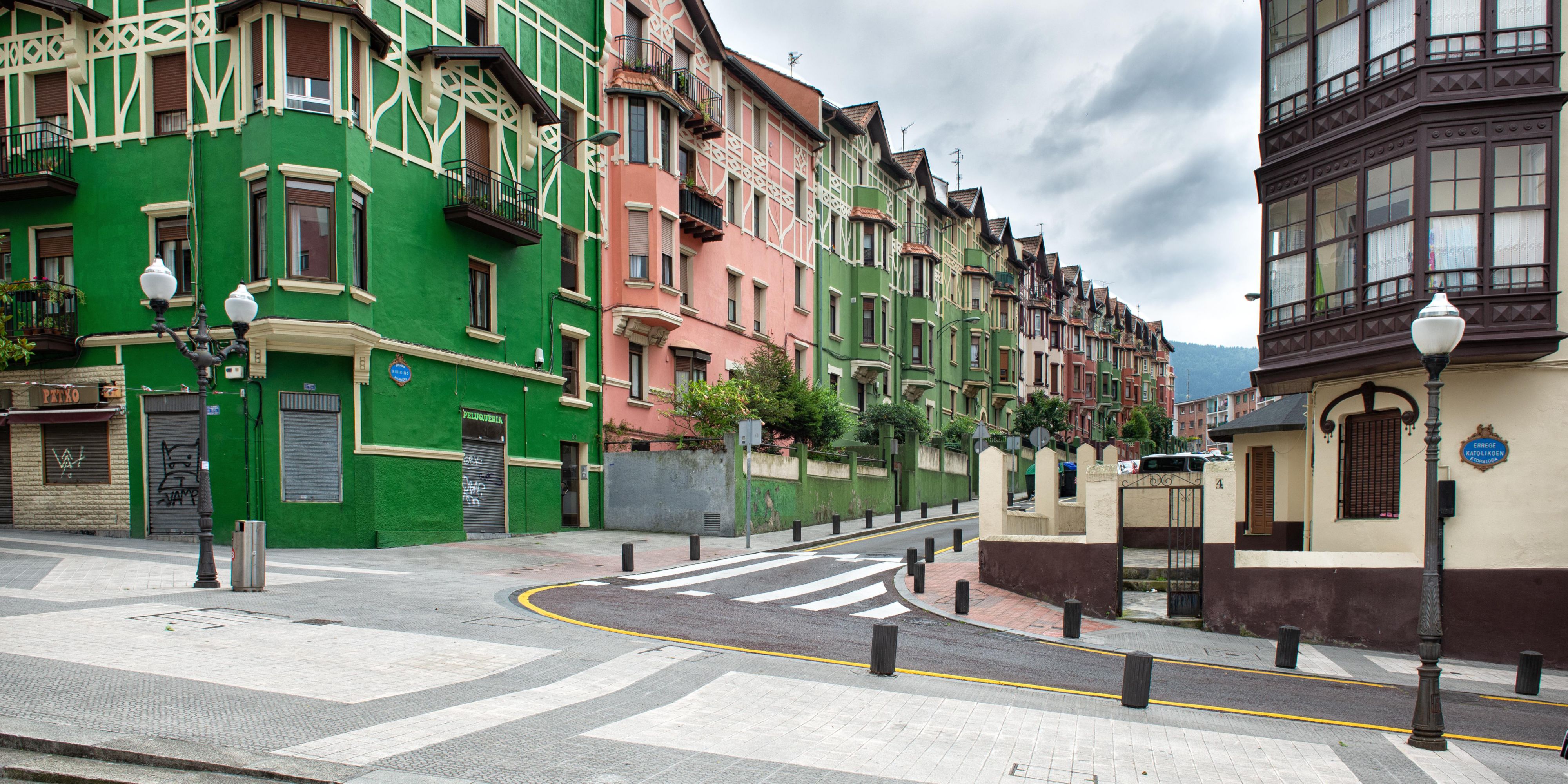 Embrace tranquillity in our ideally located hotel in the vibrant Irala neighborhood. Surrounded by colorful houses, English-influenced chalets, and neovasco-style architecture, our hotel places you in the heart of Bilbao. Just 5 km from Bilbao Airport and a short stroll to main local attractions, Casco Viejo, Guggenheim Museum and San Mames Stadium