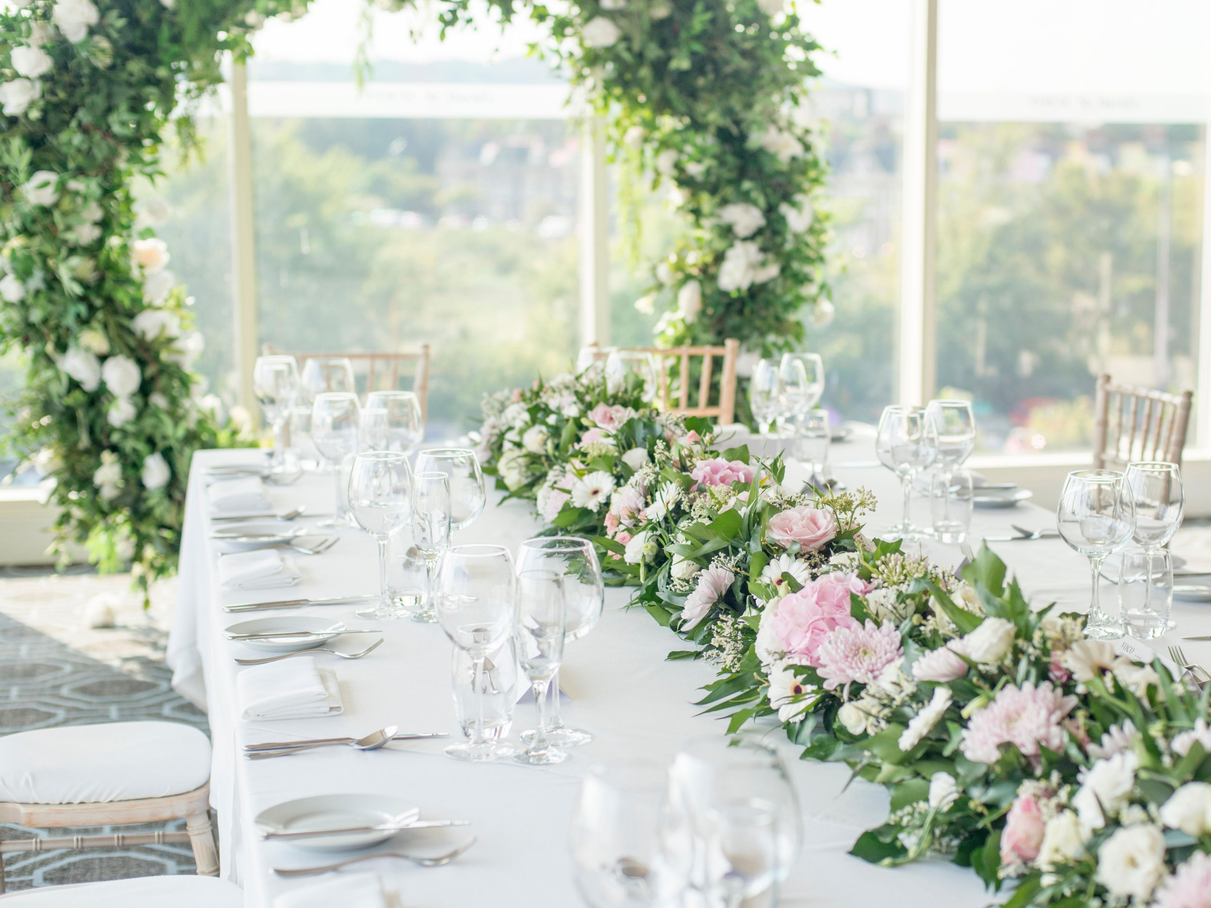 Nuestros elegantes espacios para eventos y servicios personalizados hacen que cada boda en voco St. David's Cardiff sea una experiencia de cuento de hadas. Desde reuniones íntimas hasta grandes celebraciones, nuestro lugar puede adaptarse a cualquier tamaño y estilo. Nuestros organizadores de bodas se dedican a hacer que su día sea perfecto, con atención a cada detalle, desde los arreglos florales hasta el menú personalizado.