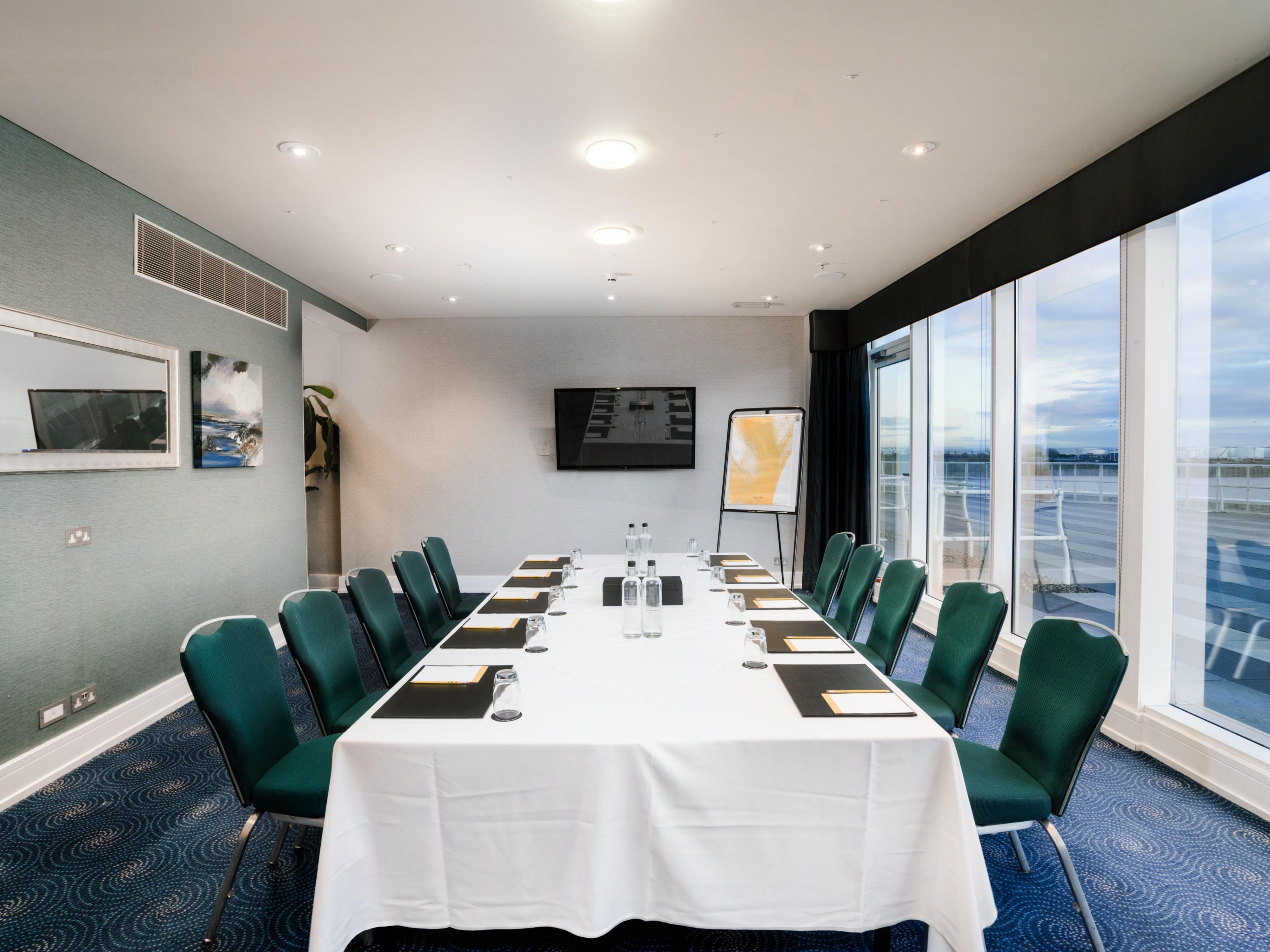 Mejore sus reuniones y eventos en nuestro lugar versátil, que cuenta con instalaciones de última generación y vistas cautivadoras de la Bahía de Cardiff. Ideal para eventos corporativos, conferencias y funciones privadas. Nuestro equipo dedicado de eventos se especializa en crear diseños y temas personalizados que reflejen su visión, garantizando un evento perfecto.