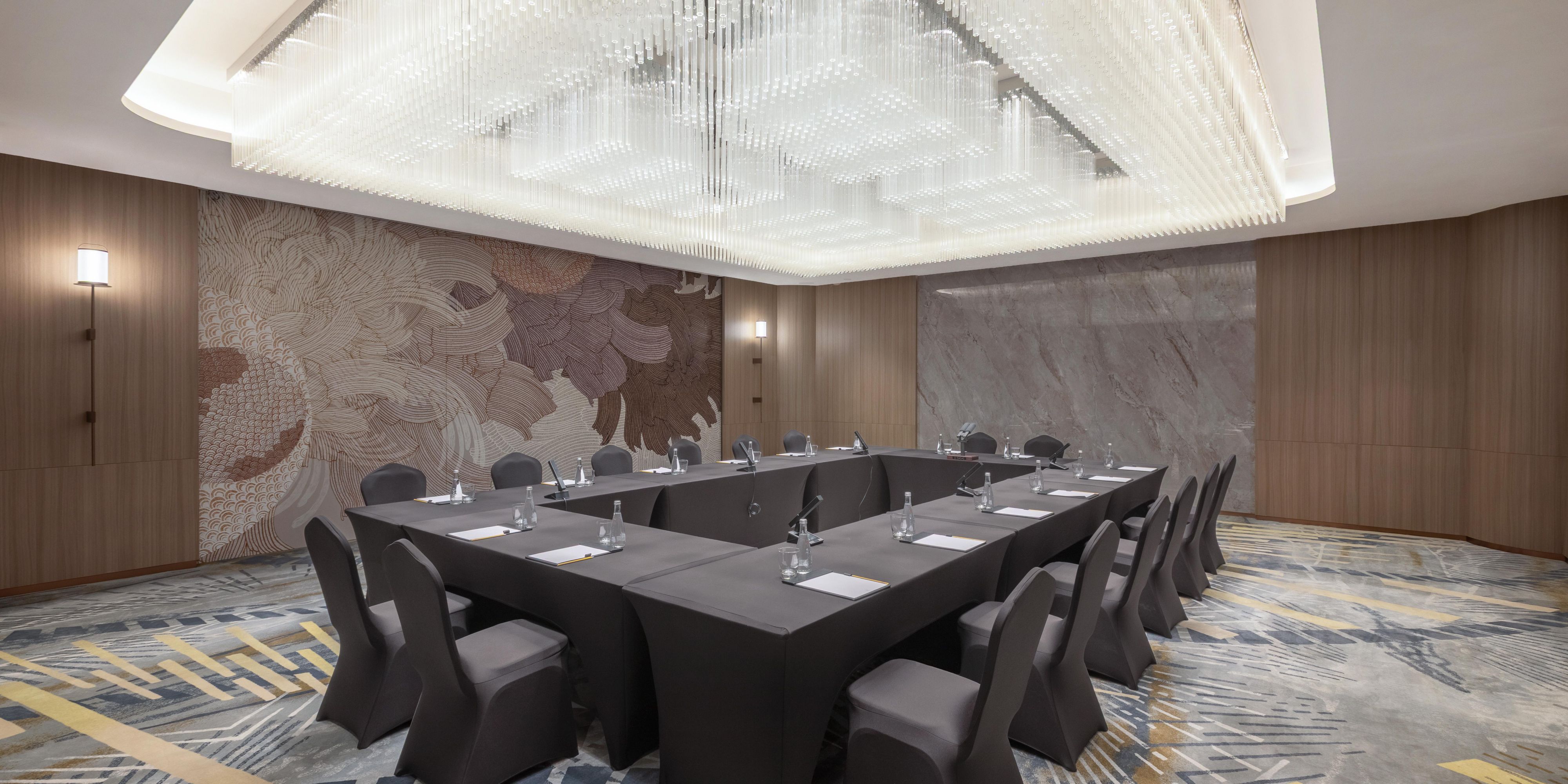 酒店共有四个多功能会议厅，其中锦江厅为董事型会议厅，适合小型私密会议。
