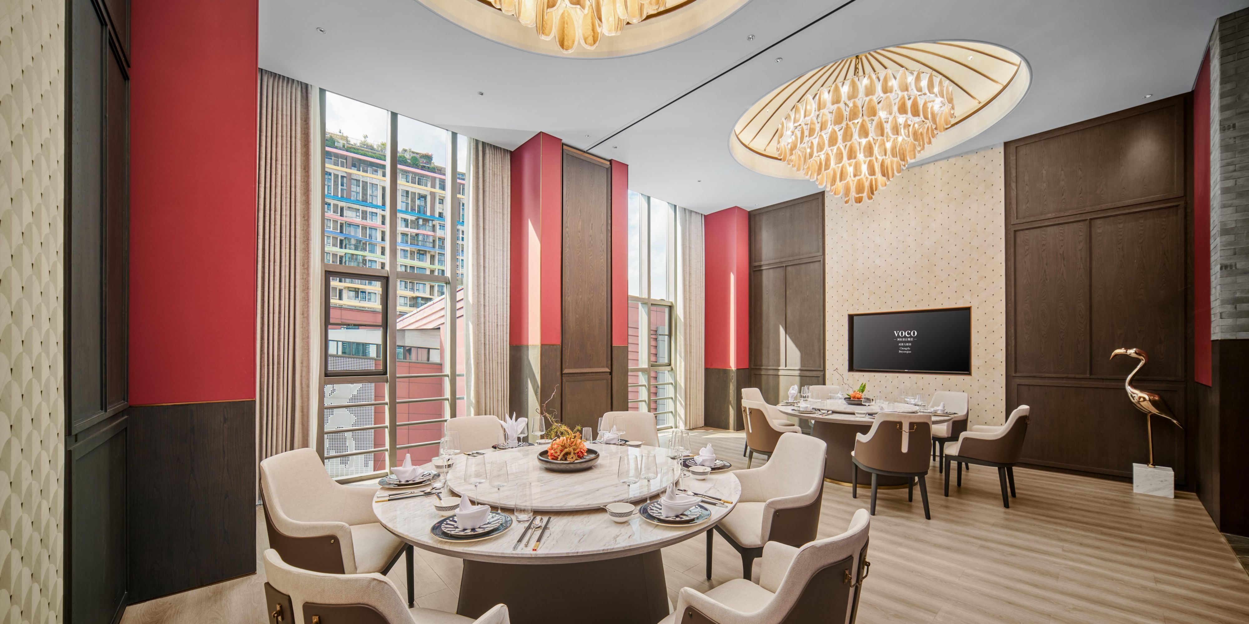 The Pingwei Taste Chinese Restaurant specializes in authentic Sichuan cuisine, fusion dishes, and exquisite innovative creations. complemented by 4 Private Dining Rooms
That Celebrate the Rich Tapestry of Sichuan， ideal for family gatherings and business dinners.
