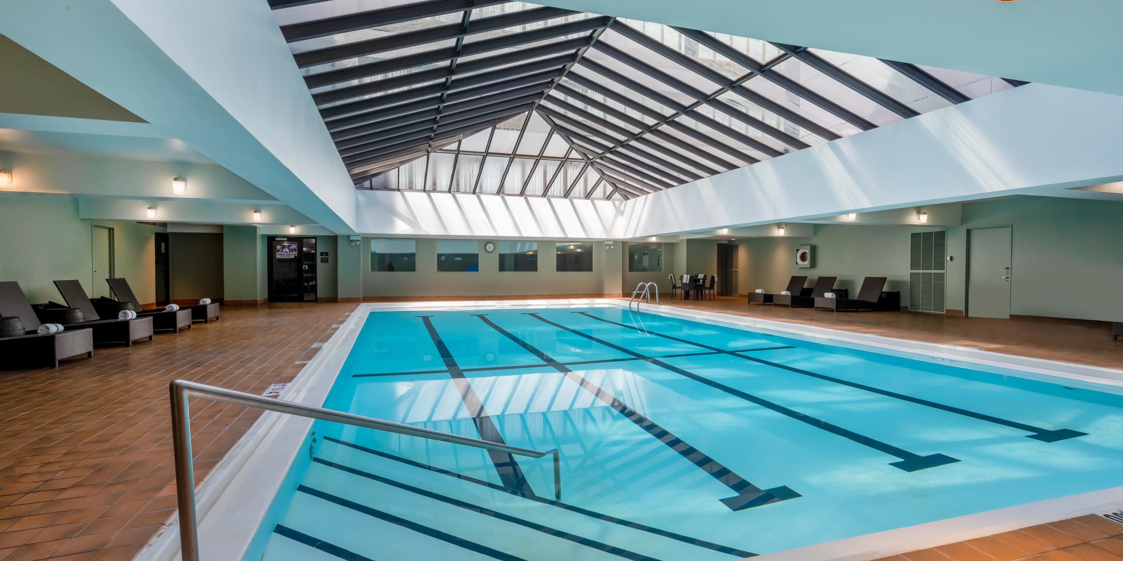 Swim a few laps or play with the kids in our large indoor pool on the 15th floor. Relax on one of our poolside lounge chairs in this 16th-floor oasis. Dive in and enjoy the natural light streaming in from the glass ceiling, creating a refreshing atmosphere in downtown Chicago.