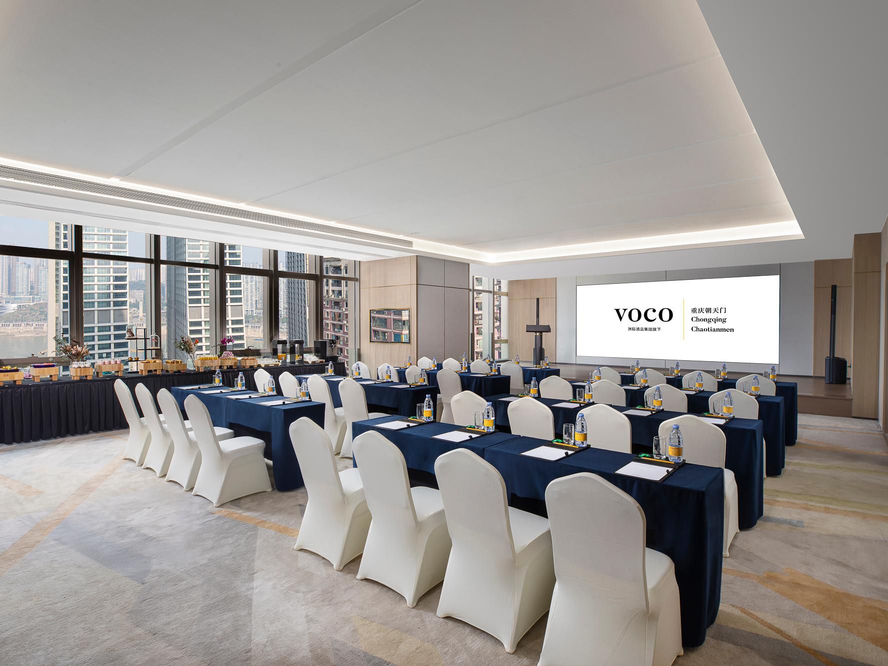 There are 2 meeting rooms with river scenery and city landscape views. Each features fully supported, state-of-the-art audiovisual equipment and high-speed Internet access. The hotel's 13th-floor Book Bar, which boasts floor-to-ceiling windows, is ideal for personal business meetings and socializing.