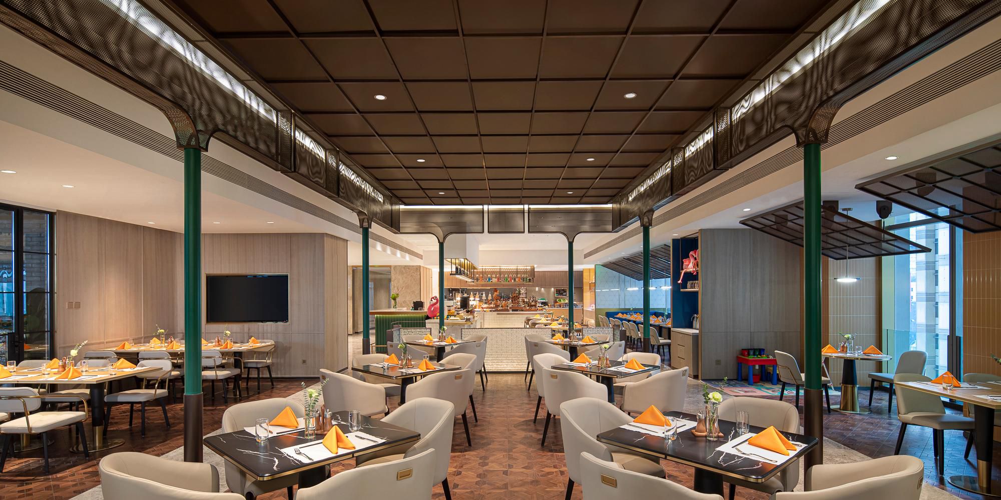 The restaurant's Chinese decorative elements and Western modern design reflect the sense of storytelling of the times from every angle.
Meanwhile, the catering team creates special deluxe breakfasts and set menus for guests to experience a simple and efficient business travel lifestyle.
