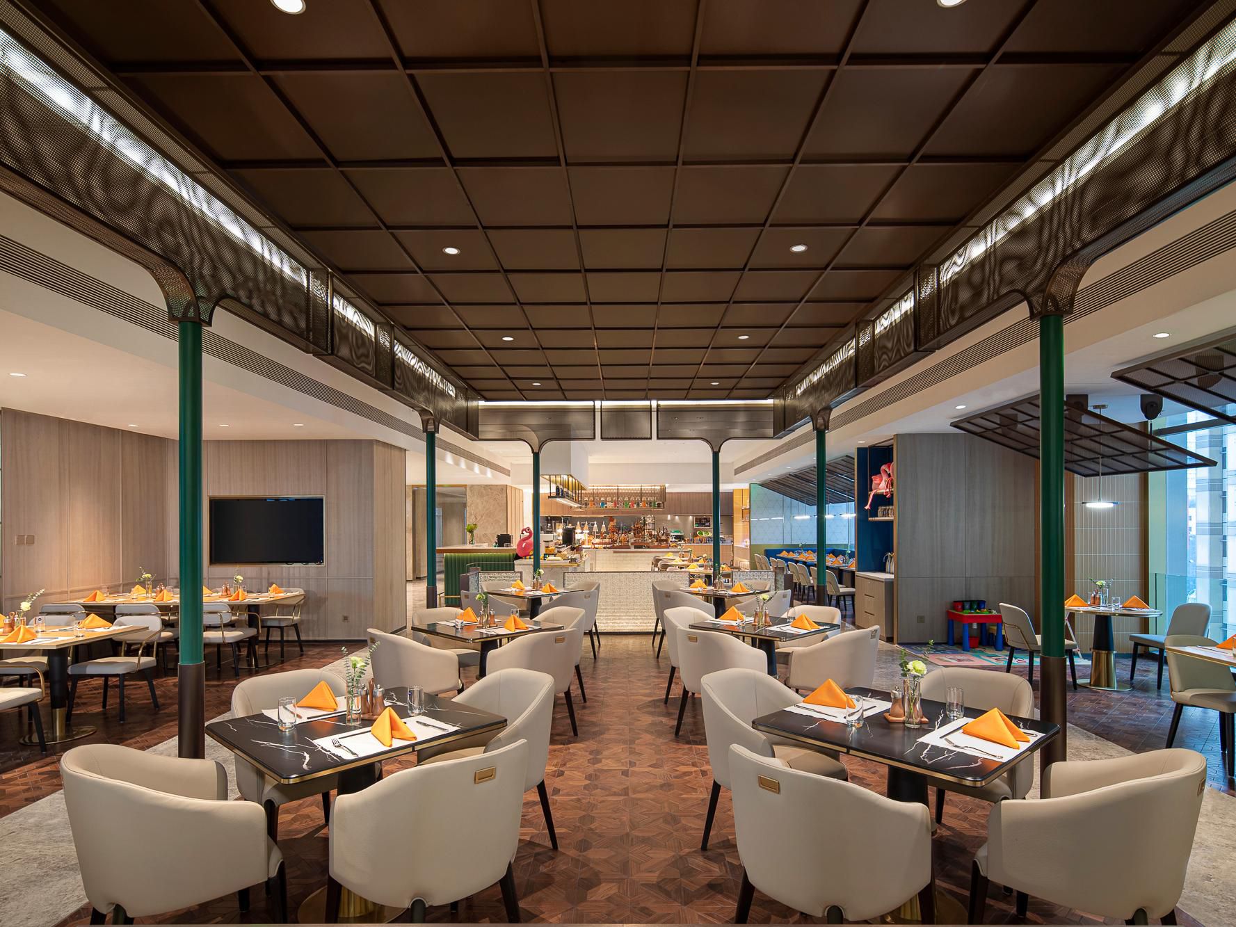 The restaurant's Chinese decorative elements and Western modern design reflect the sense of storytelling of the times from every angle. Meanwhile, the catering team creates special deluxe breakfasts and set menus for guests to experience a simple and efficient business travel lifestyle.