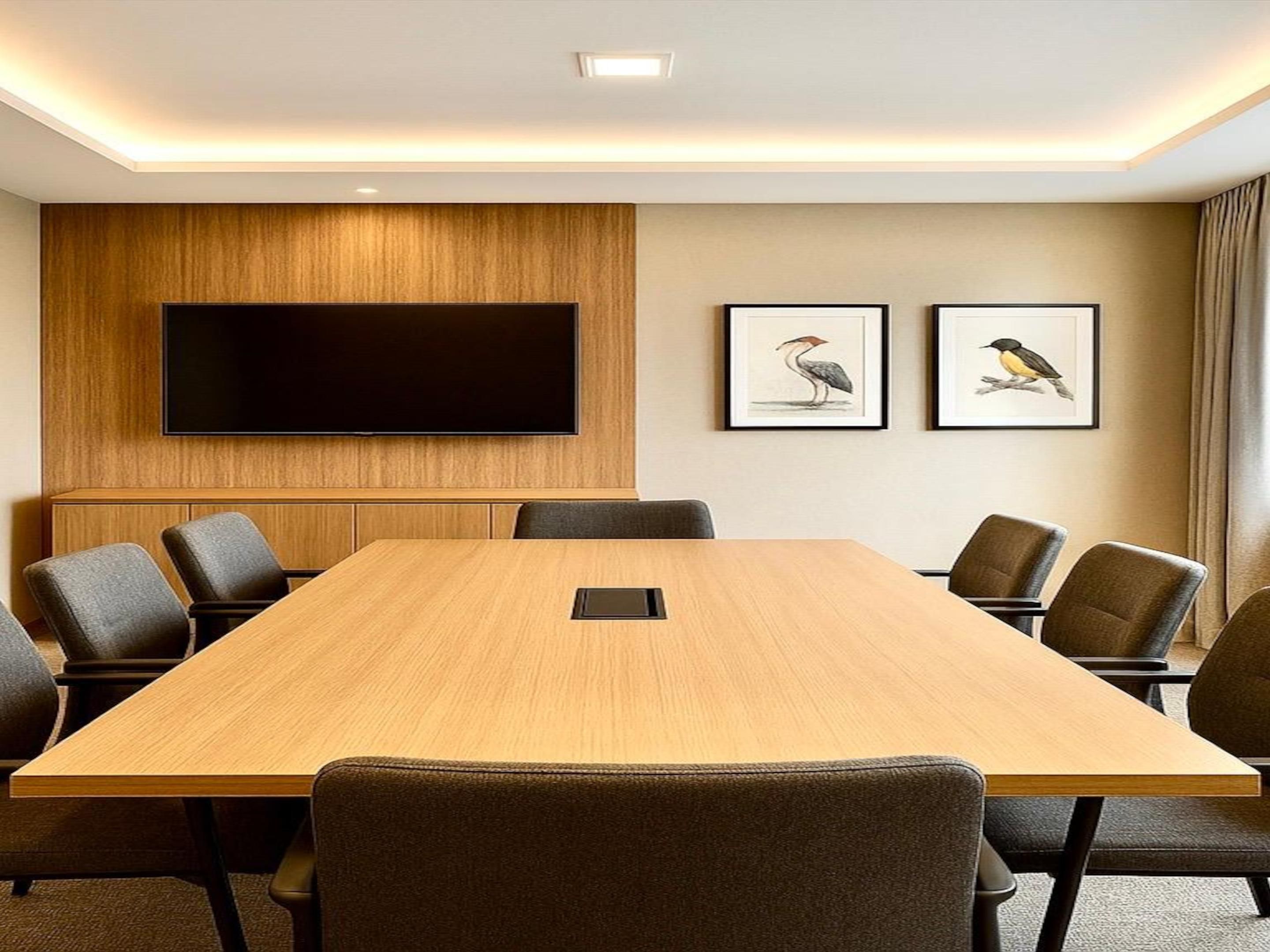 Um espaço exclusivo que combina produtividade com inspiração. Desfrute de vistas panorâmicas enquanto trabalha em um ambiente iluminado, ideal para reuniões estratégicas, sessões de brainstorming ou apresentações.
