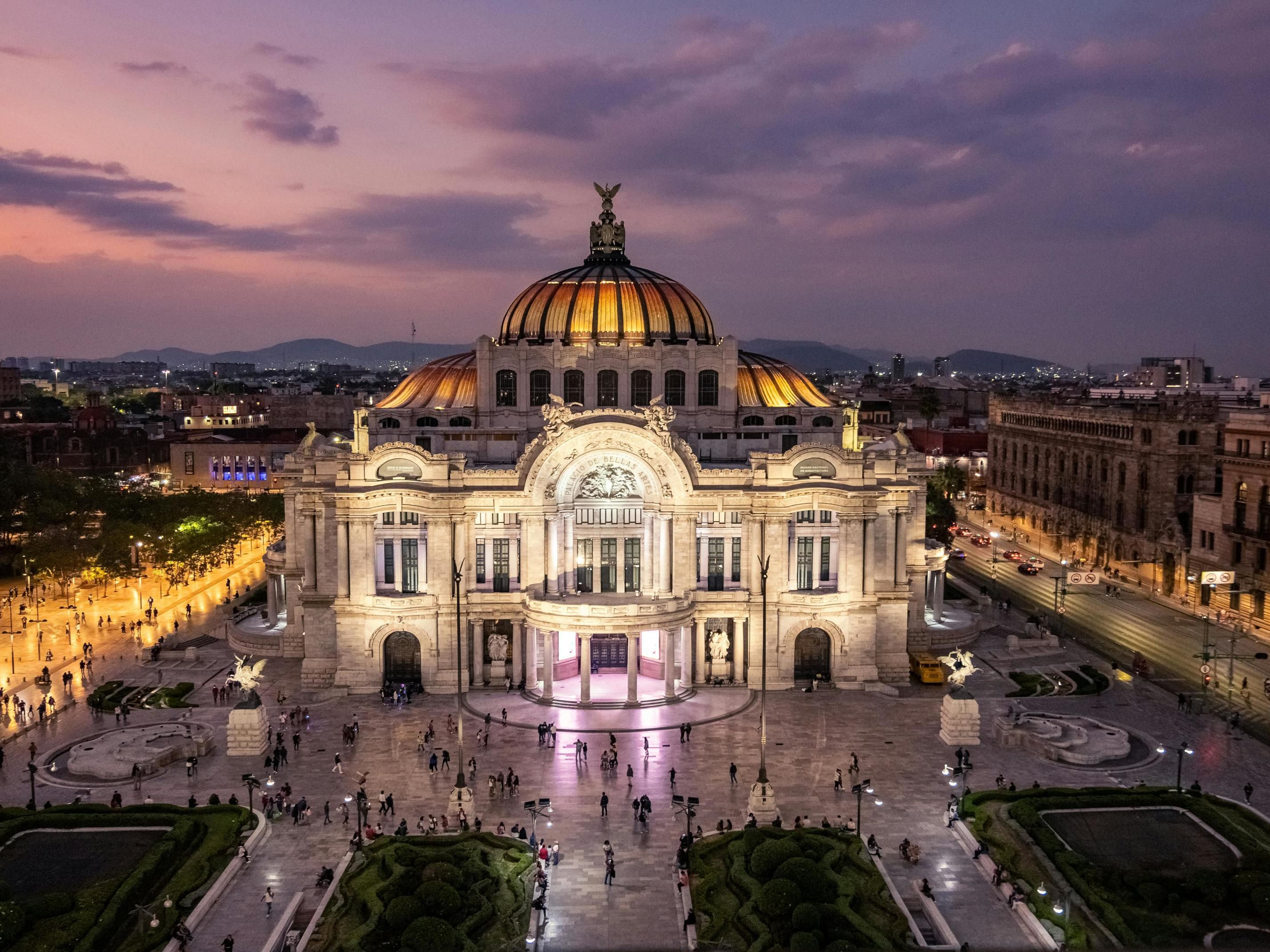 O Palácio de Belas Artes, que abriga o Instituto Nacional de Belas Artes e Letras (INBAL), apresenta murais de artistas como Diego Rivera e David Alfaro Siqueiros. Hospeda eventos de ópera, dança, teatro e concertos, e também abriga museus e salas de exposições.