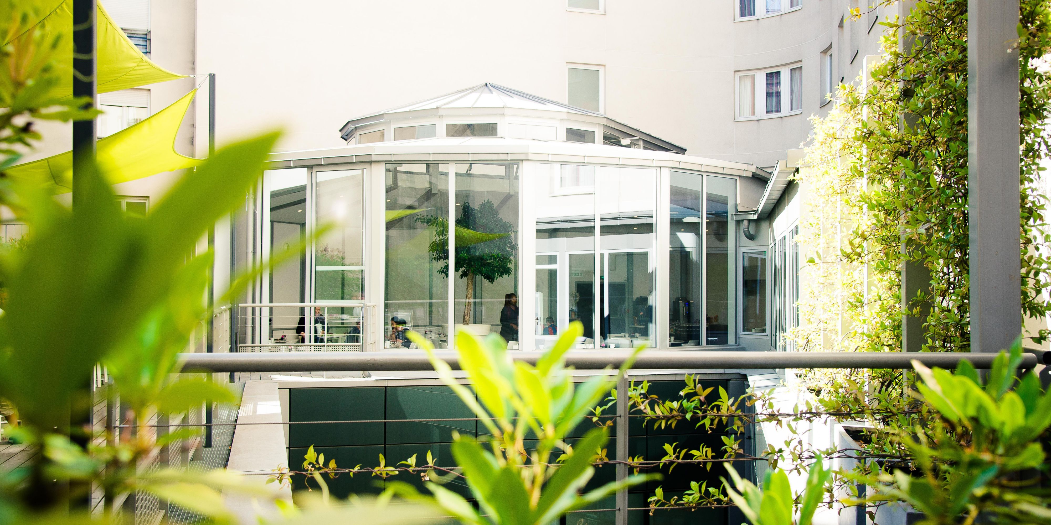 Wasabi, notre verrière de 140m², est un petit havre de paix au coeur de l'hôtel et dispose d’une terrasse agréable de 120m². Vous pourrez apprécier un instant unique et inoubliable plein de surprises.