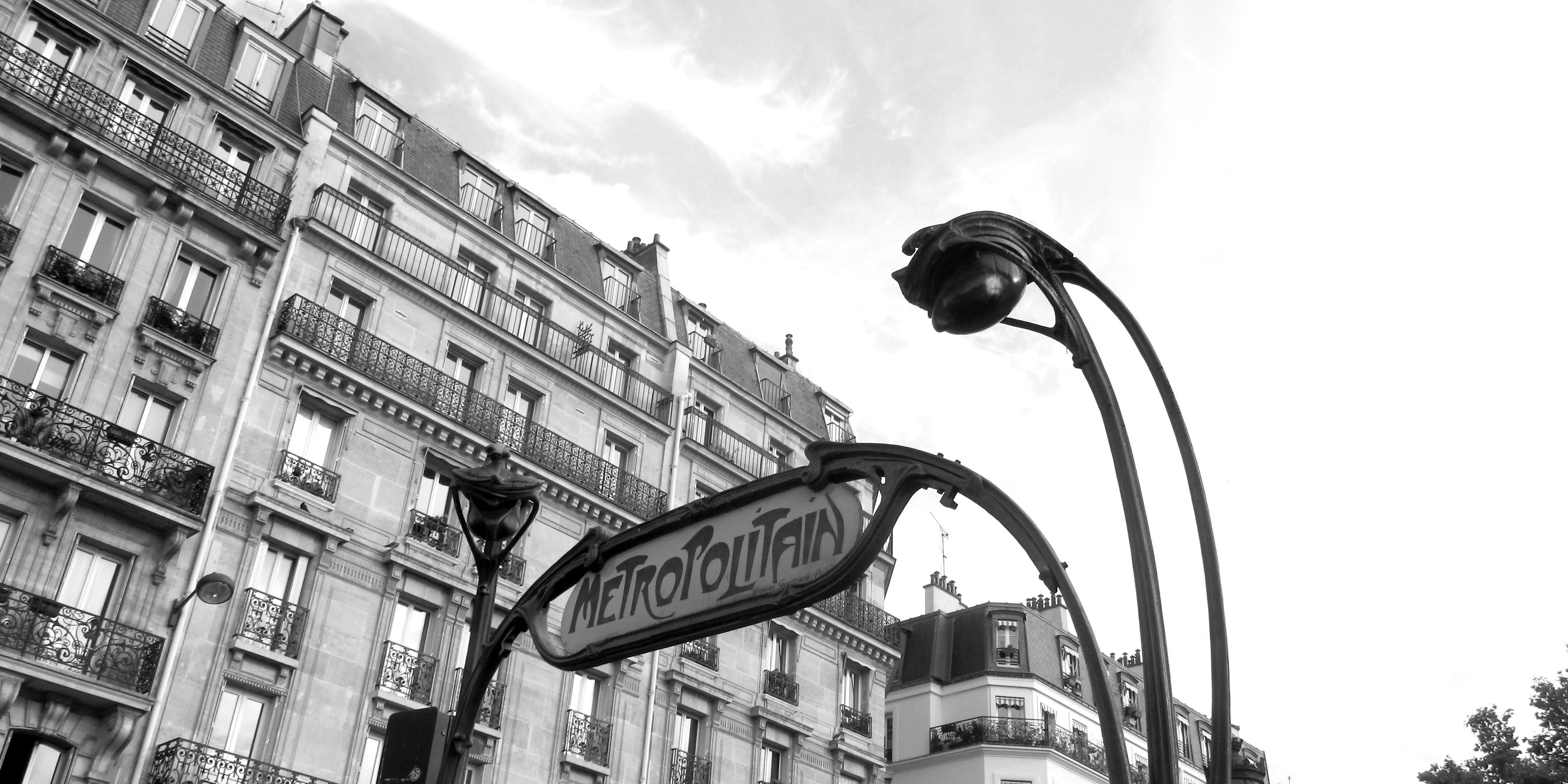 Take advantage of the “Porte de Clichy” metro station located just 300 meters from the hotel and let yourself be tempted by a beautiful Parisian journey. 5 minutes by metro and you will be at Saint Lazare station, a few steps from Printemps Haussmann, Opéra Garnier, Moulin Rouge and Montmartre.