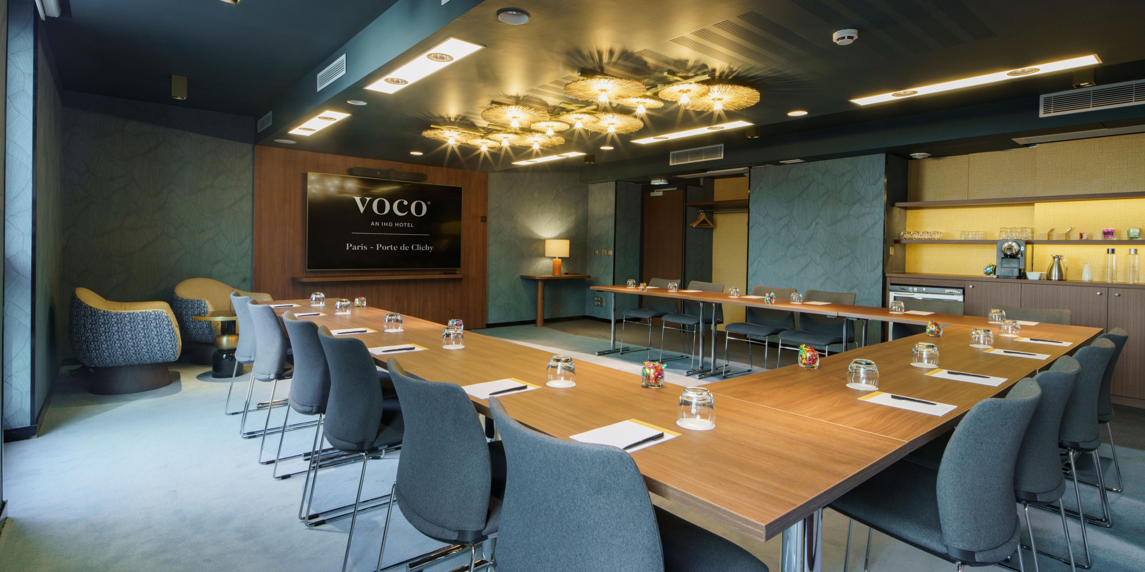 Discover our 12 well-equipped meetings rooms. Our plenary room can accommodate up to 140 people in theater style. Keep in mind that superfast Wi-fi is free everywhere in our hotel.