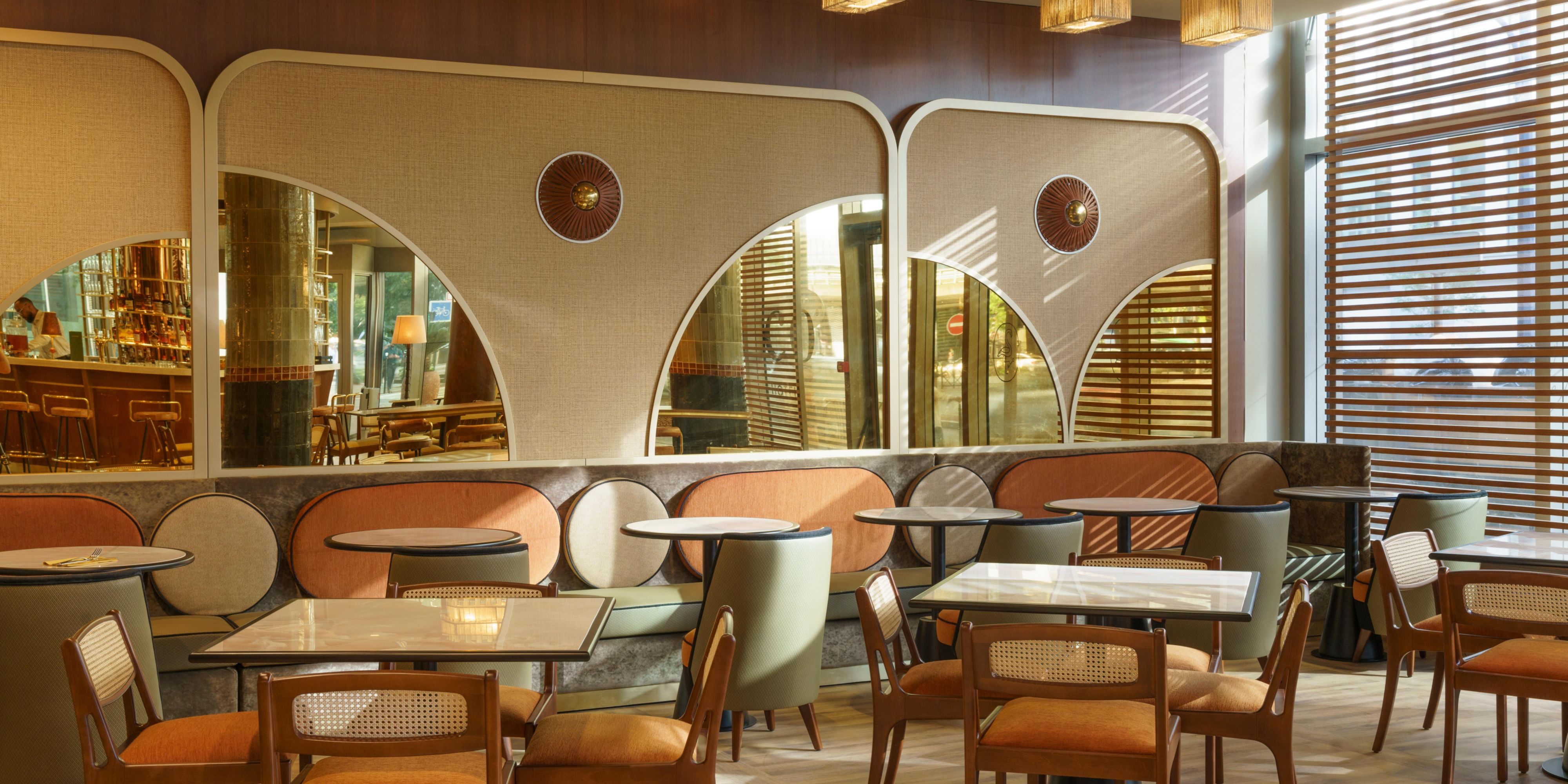Des tropiques à Paris, Romcoco vous entraîne dans un voyage paisible à travers un environnement urbain dynamique. Cocktails, bar à rhum et cuisine française aux accents exotiques vous invitent à une expérience culinaire mondiale.  Pour tous les gourmands, Romcoco promet une cuisine fraîche et cosmopolite.