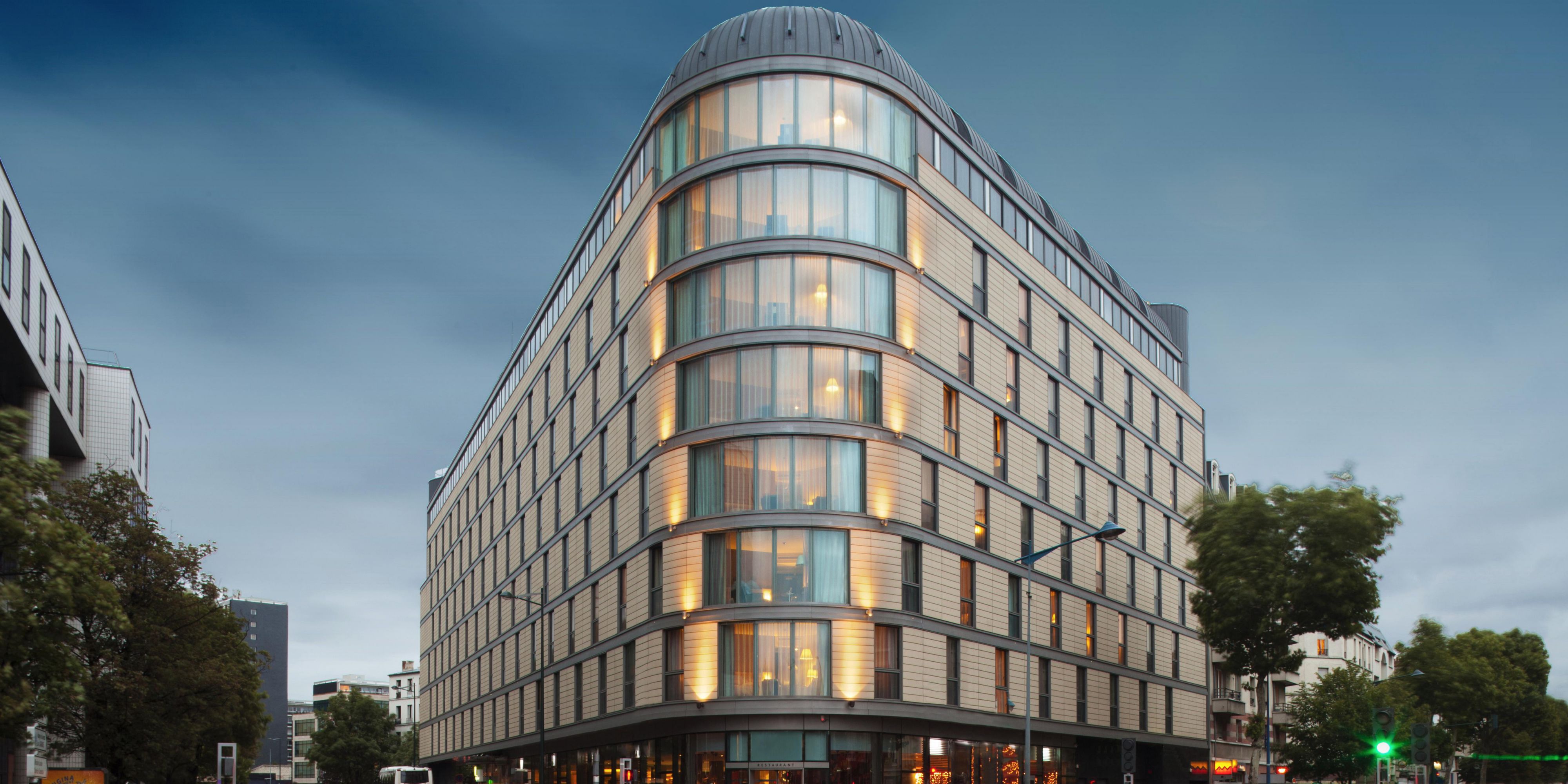 Difficile de trouver un parking à Paris ? Ne vous inquiétez pas, notre hôtel dispose d’un parking sécurisé de 62 places de parking (dont 4 bornes de recharges électriques).
