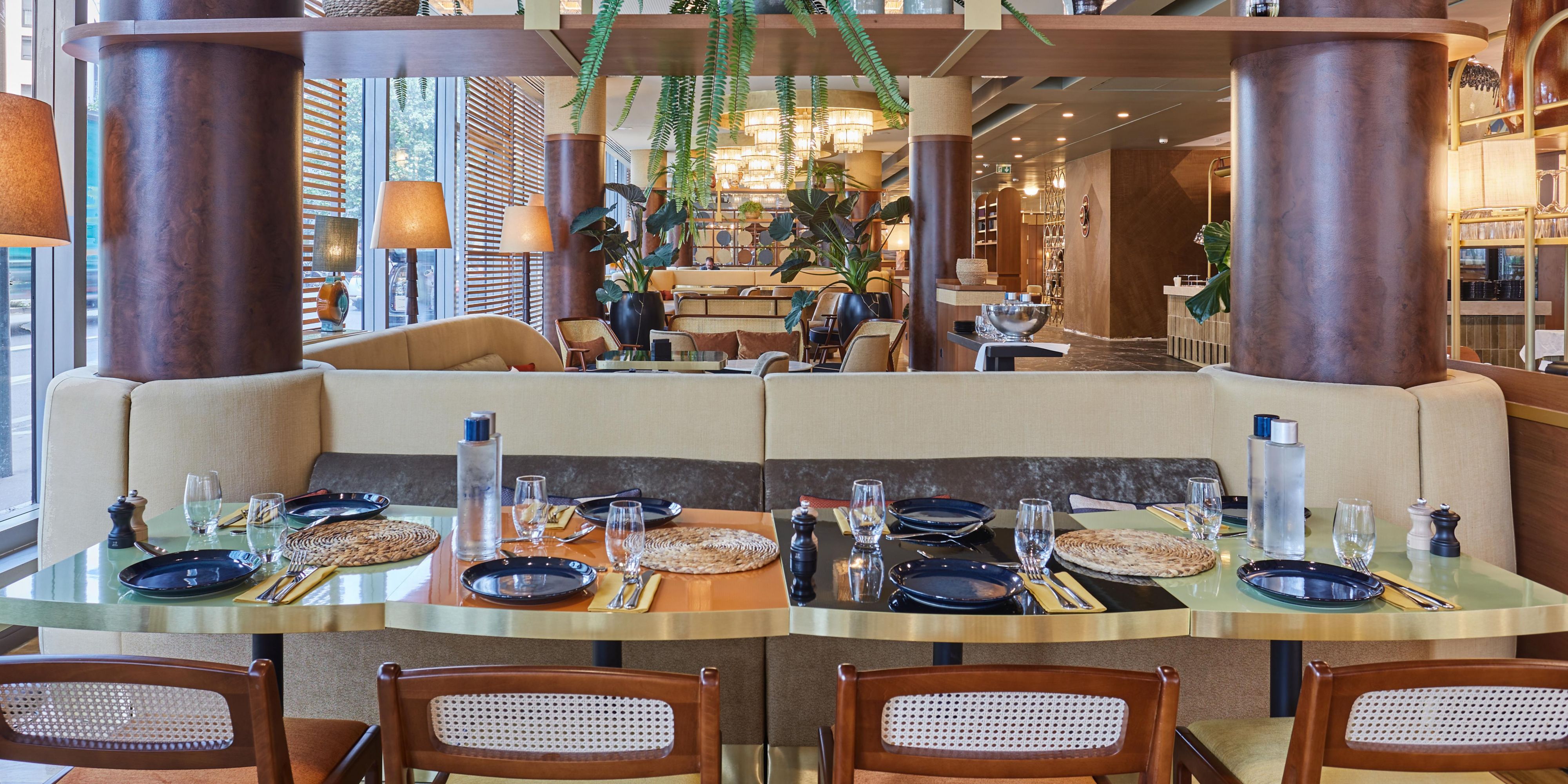 Des tropiques à Paris, Romcoco vous entraîne dans un voyage paisible à travers un environnement urbain dynamique. Cocktails, bar à rhum et cuisine française aux accents exotiques vous invitent à une expérience culinaire mondiale.  Pour tous les gourmands, Romcoco promet une cuisine fraîche et cosmopolite.