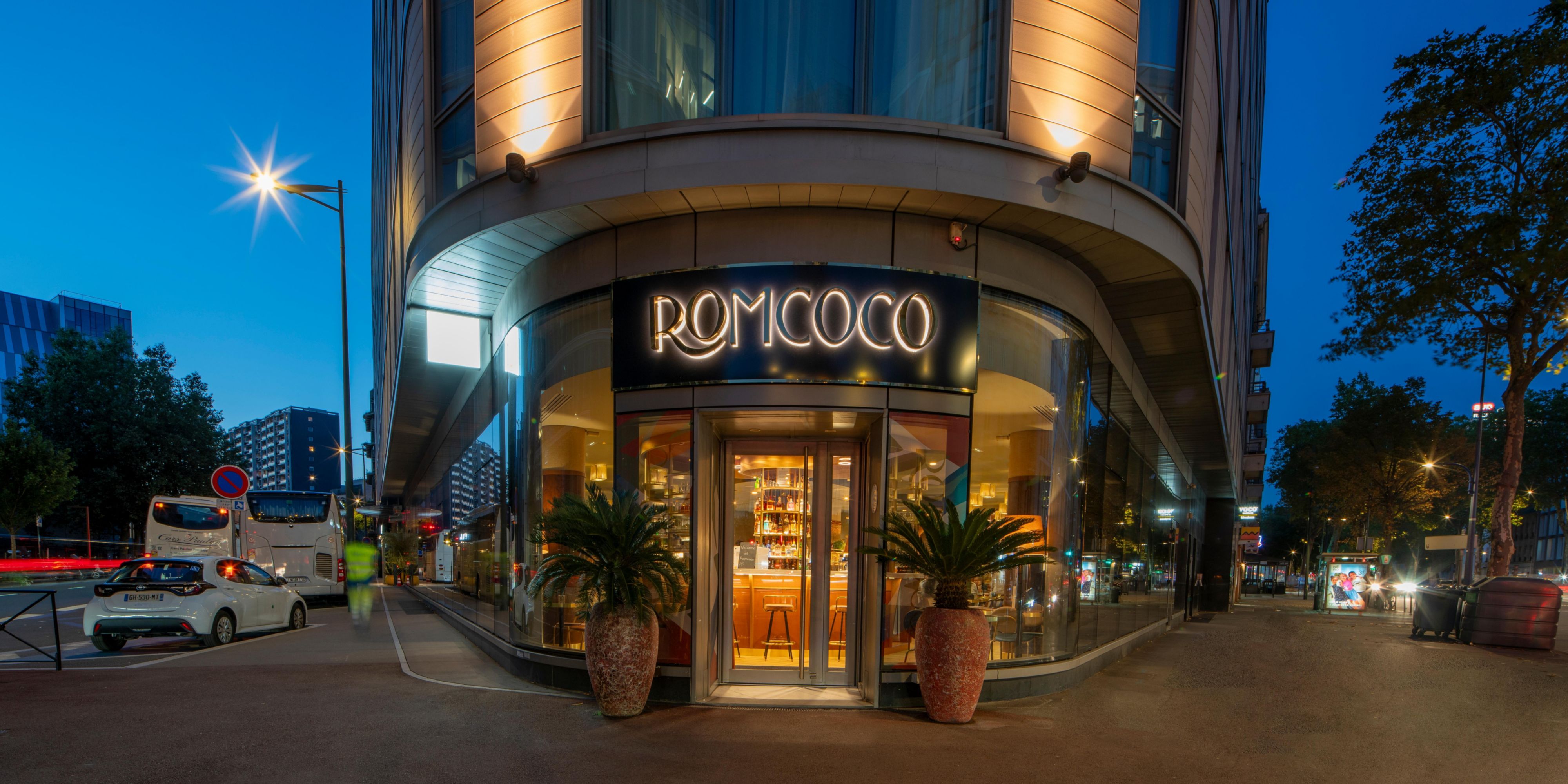 Indulge in a unique dining experience at Romcoco Restaurant, located in voco Paris-Porte de Clichy.  Our menu blends the finest elements of exotic seasoning with the elegance of French culinary artistry, complemented by tropical cocktails from our Rum Bar. Savor a world of global flavors in the heart of Paris.