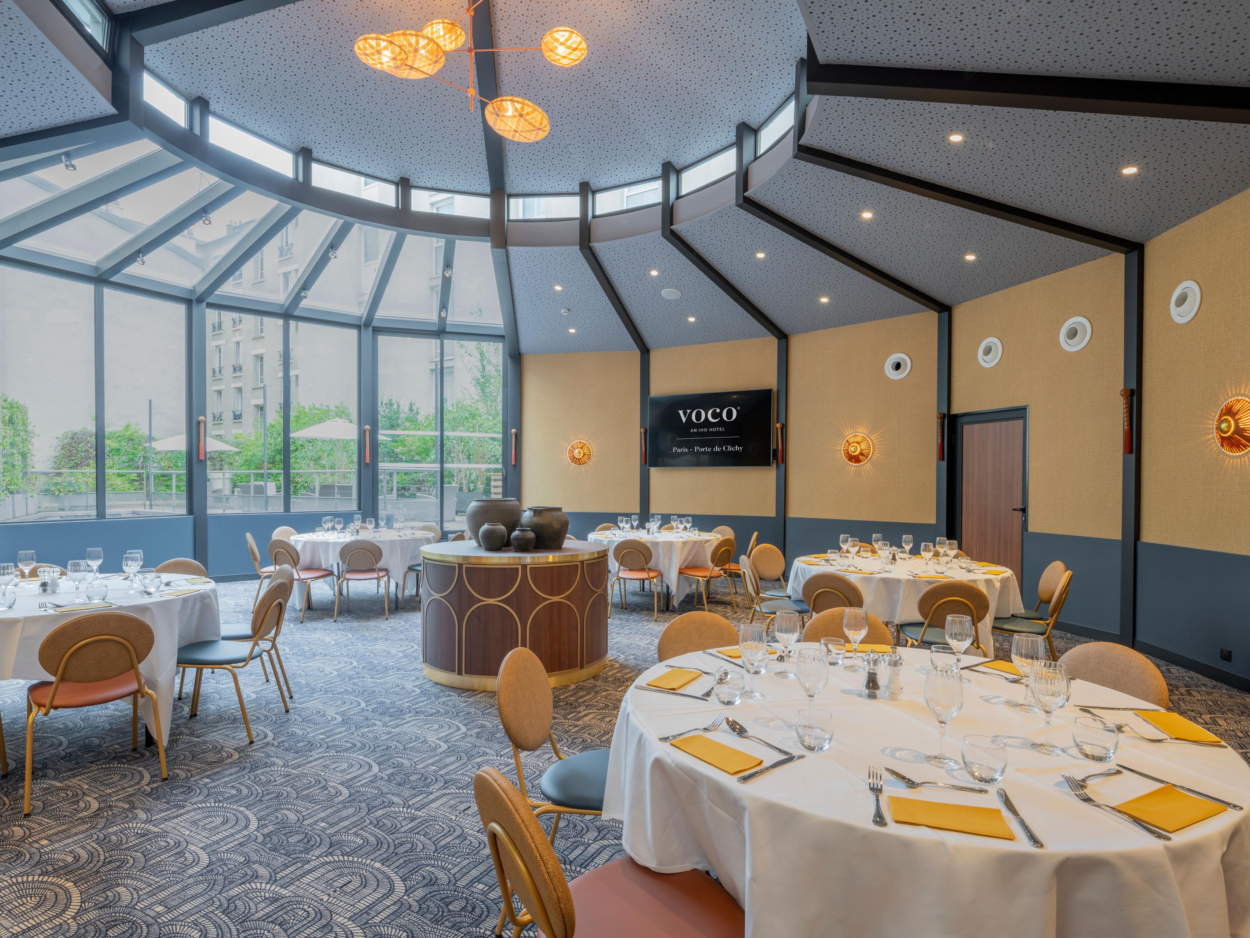Nestled at the heart of the voco Paris property, our 140 sqm  Wasabi Conservatory offers a unique space for personal and professional gatherings. A 120 sqm tranquil terrace provides an extra touch of versatility. From business meetings to birthday parties, create unforgettable moments in our captivating Conservatory.