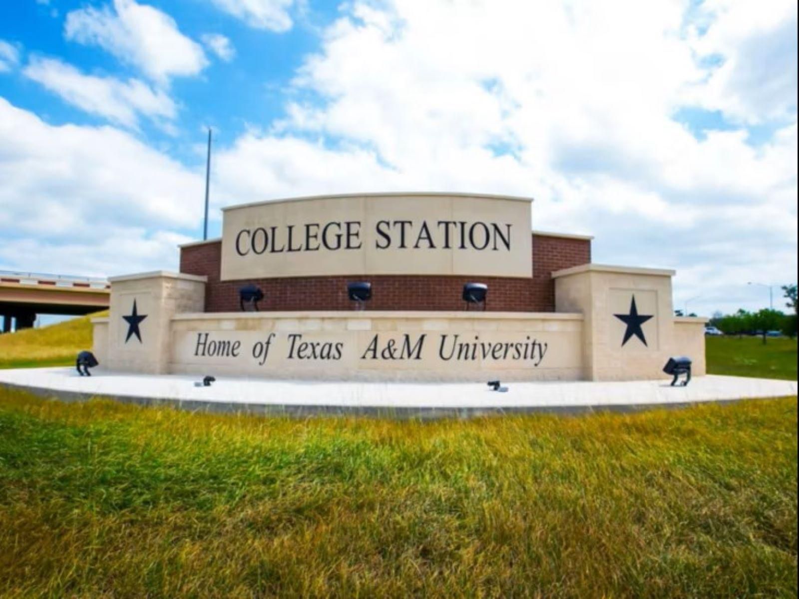 Dogodnie usytuowany w pobliżu Reed Arena, nasz hotel oferuje szybki i łatwy IHG One Rewards Access do kampusu Uniwersytetu Texas A&M, dzięki czemu jest idealny dla uczestników wydarzeń i gości. Położony w samym sercu College Station, goście znajdują się również w pobliżu popularnych restauracji, centrów handlowych i innych lokalnych atrakcji, zapewniając komfortowy pobyt.