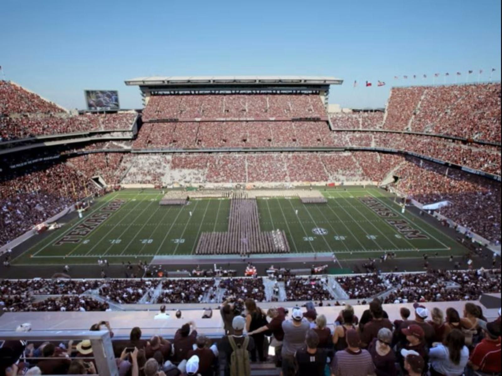 Catch all the thrilling college football championship moments just minutes from your doorstep. Located just 2.7 miles from Kyle Field, enjoy seamless access to game day excitement and vibrant local festivities. After the final whistle, retreat to stylish comfort and unwind in the heart Texas A&M’s spirited energy.