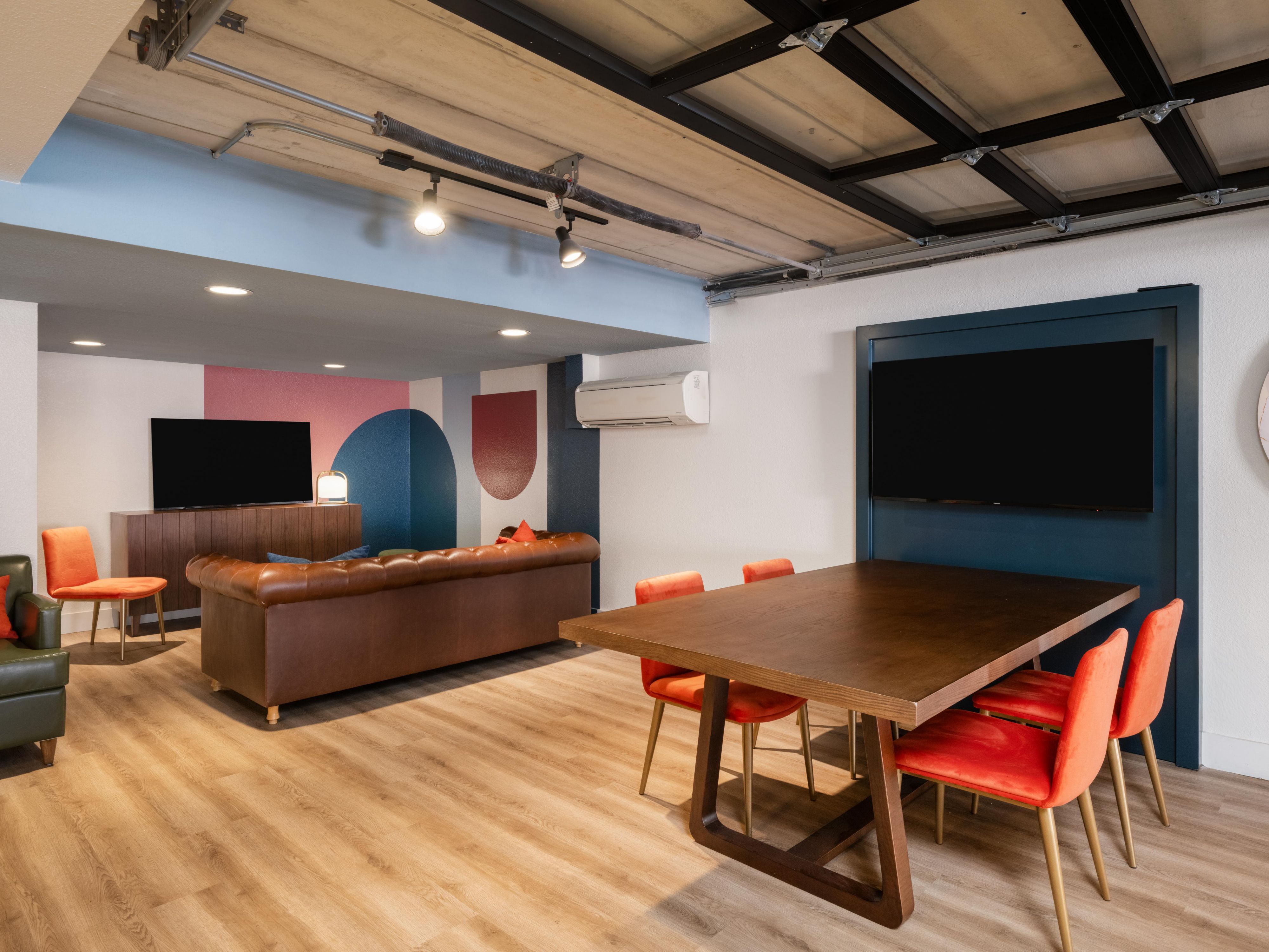 Lobby nook meeting space