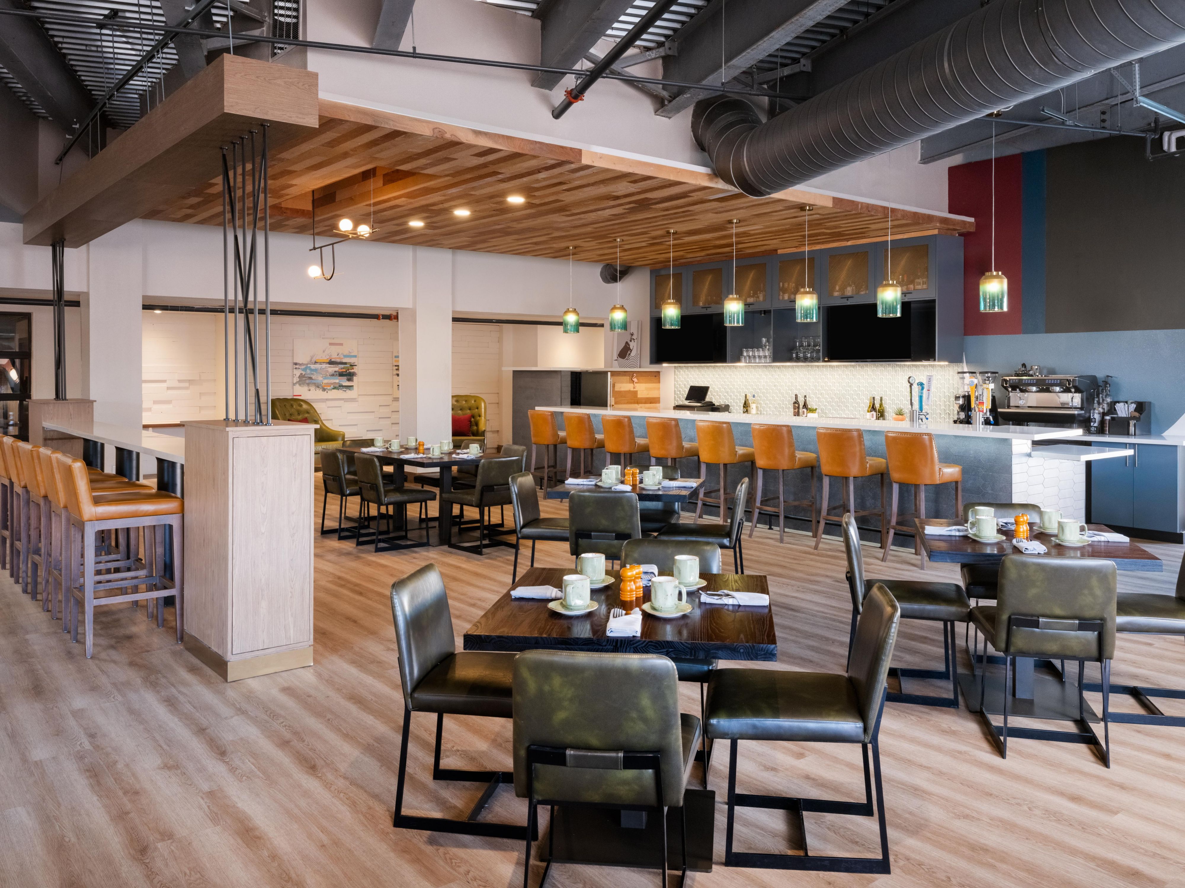 Rozświetl swoje poranki w voco College Station Aggieland w Teksasie. Rozpocznij dni powszednie od pysznego bezpłatnego śniadania z dwoma jajkami w dowolny sposób i domowych francuskich tostów. W sobotnie i niedzielne poranki zapraszamy na obfite śniadanie w formie bufetu serwowane w The Lounge.