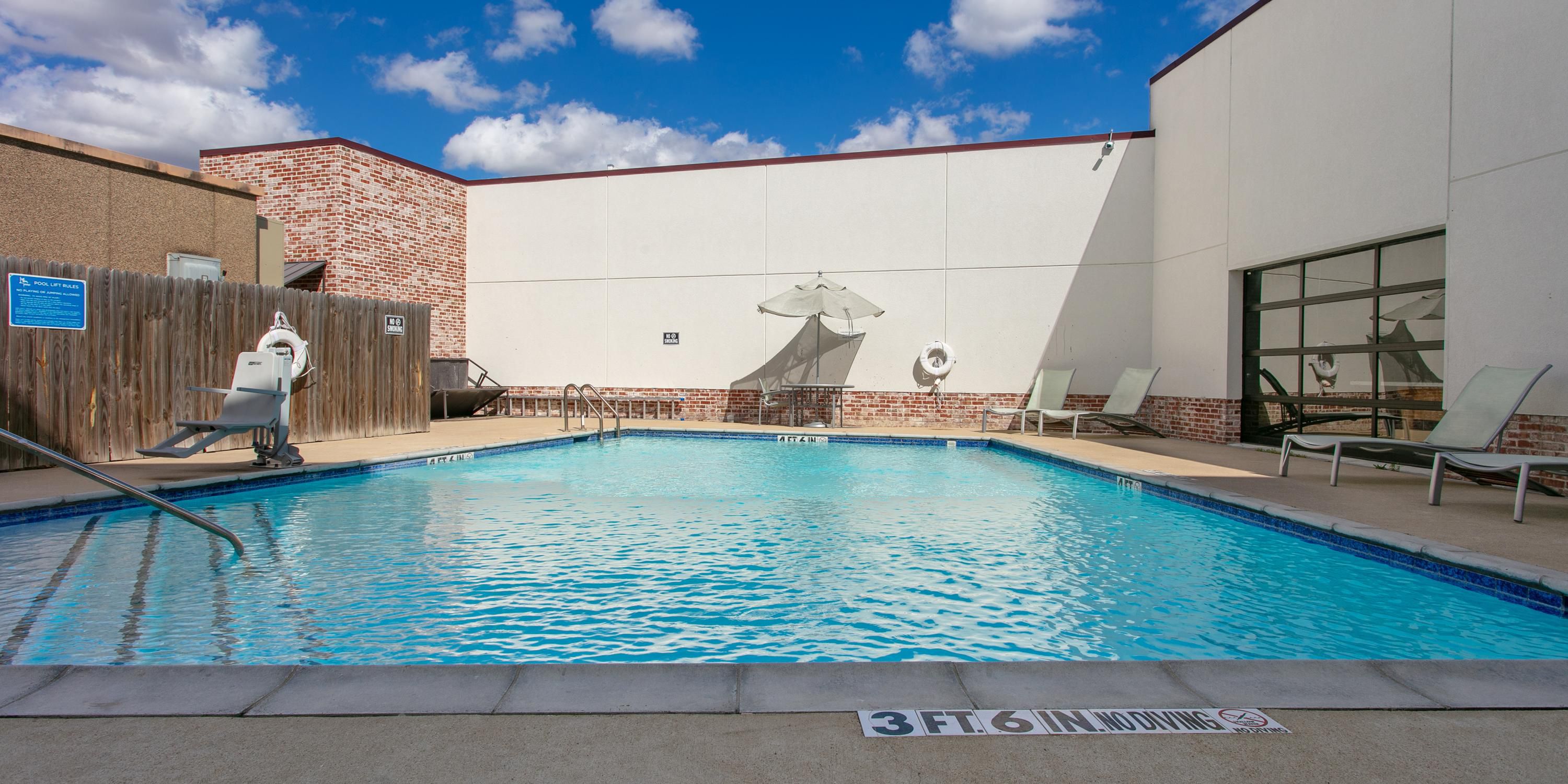 Date un refrescante chapuzón en nuestra espectacular piscina al aire libre después de explorar College Station. Sumérjase en la natación, relájese junto a la piscina con una bebida del bar y disfrute del sol del este de Texas durante los meses más cálidos. Manténgase enérgico en nuestro 24/7 Fitness Center con equipos cardiovasculares y de pesas.