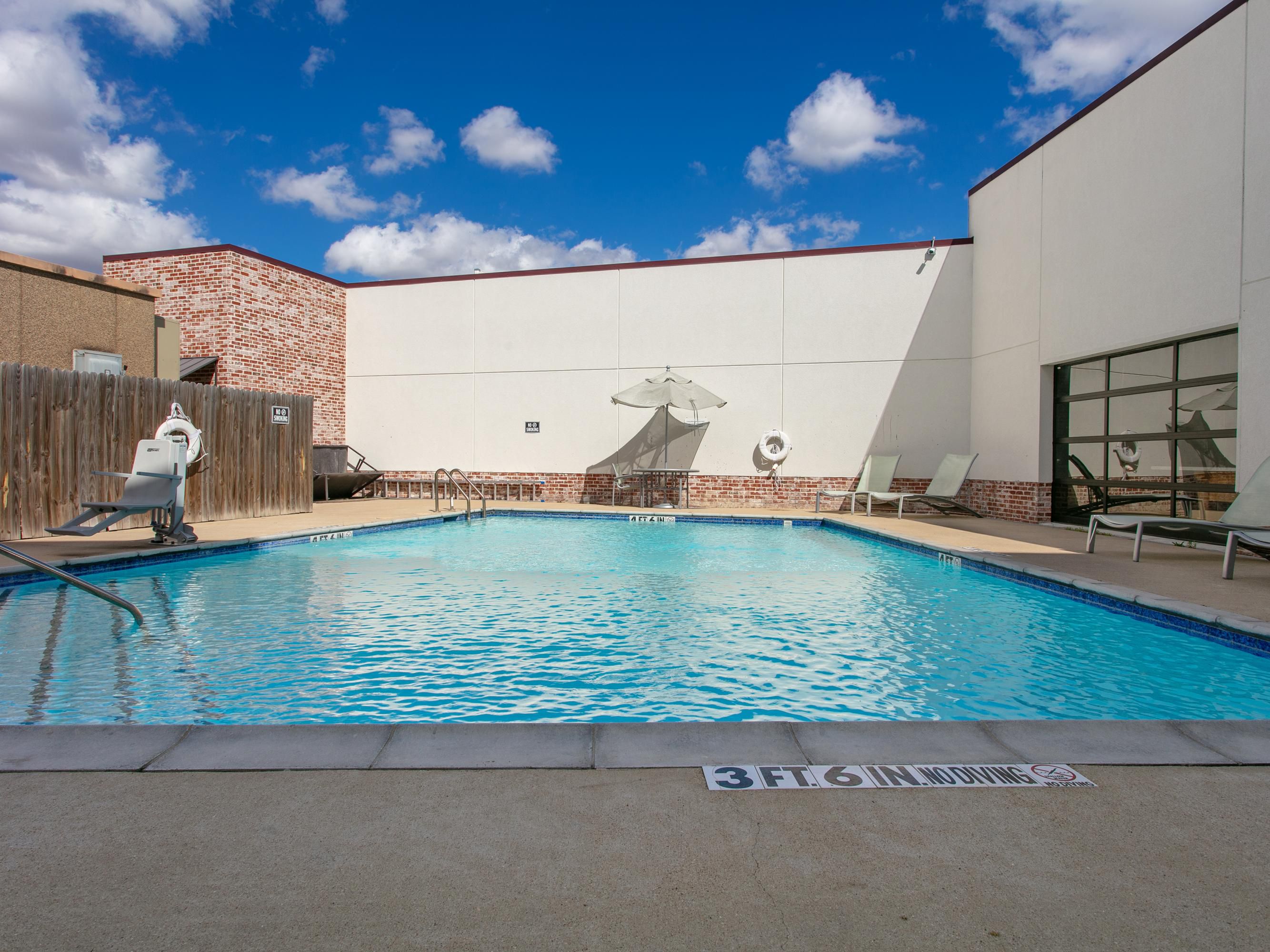 Take a refreshing dip in our sparkling outdoor pool after exploring College Station. استمتع بالسباحة والاسترخاء بجانب المسبح مع مشروب من البار والاستمتاع بأشعة الشمس في شرق تكساس خلال الأشهر الأكثر دفئًا. احصل على نشاطك في 24/7 مركز اللياقة البدنية المزود بمعدات تمارين القلب والأثقال.