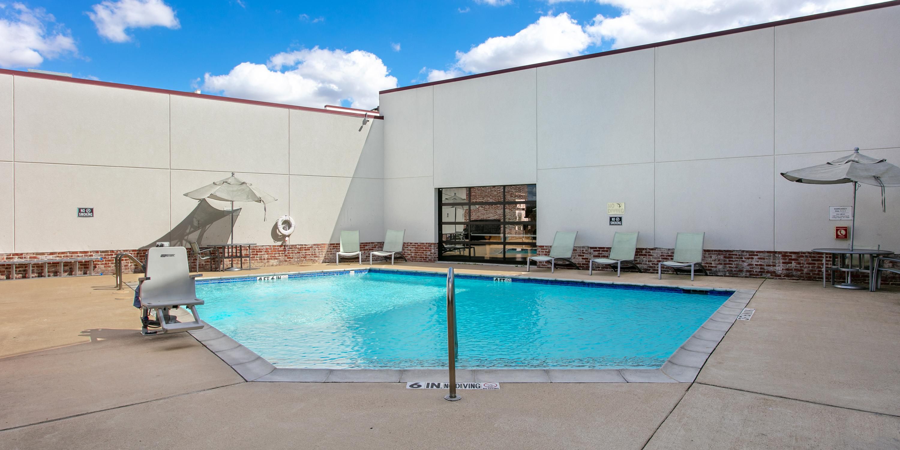 Take a refreshing dip in our sparkling outdoor pool after exploring College Station. Whether you swim laps or lounge poolside with a drink from the bar, our outdoor pool is the perfect spot to soak up the East Texas sunshine during the warmer months.