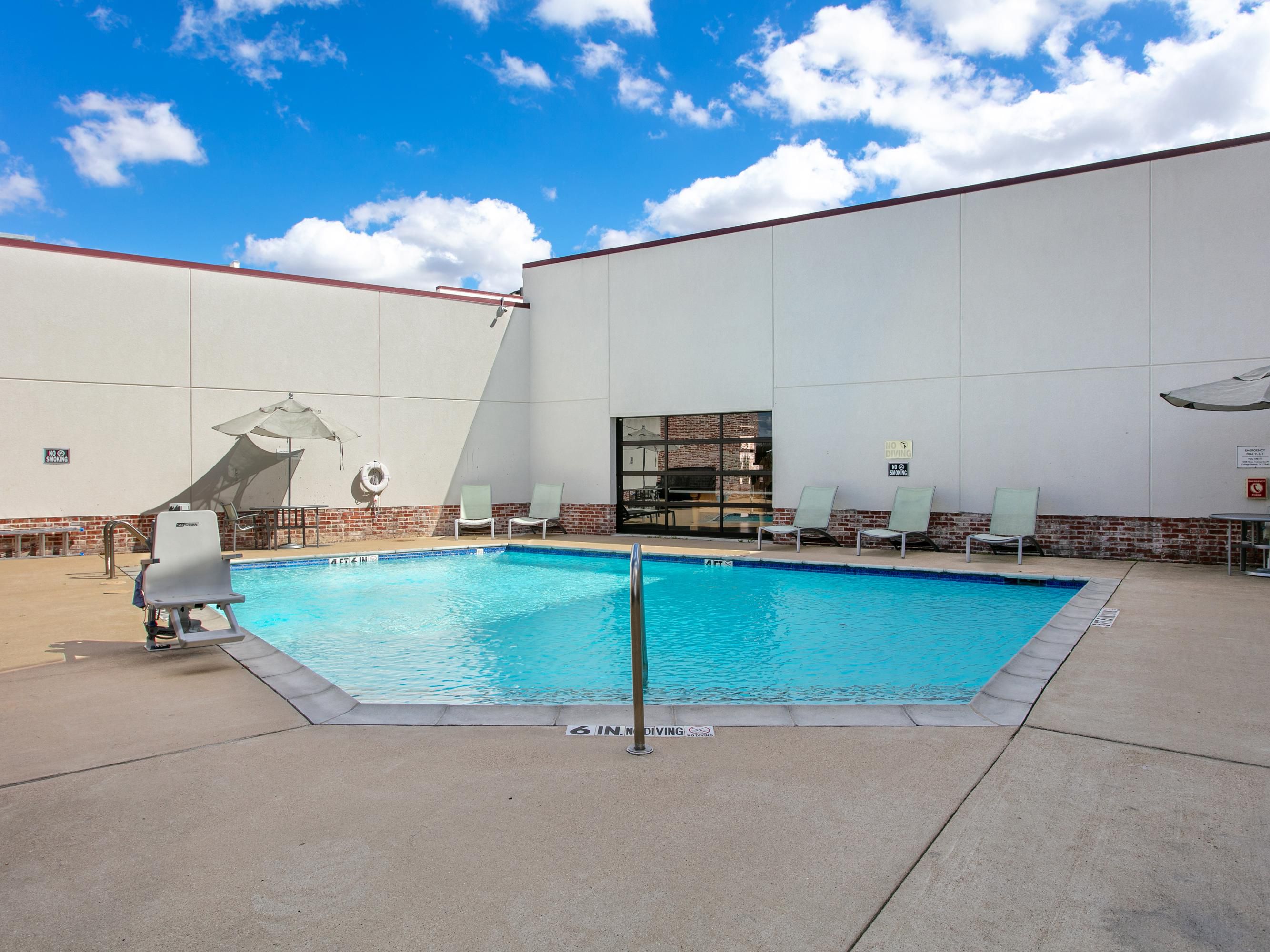 Take a refreshing dip in our sparkling outdoor pool after exploring College Station. Whether you swim laps or lounge poolside with a drink from the bar, our outdoor pool is the perfect spot to soak up the East Texas sunshine during the warmer months.