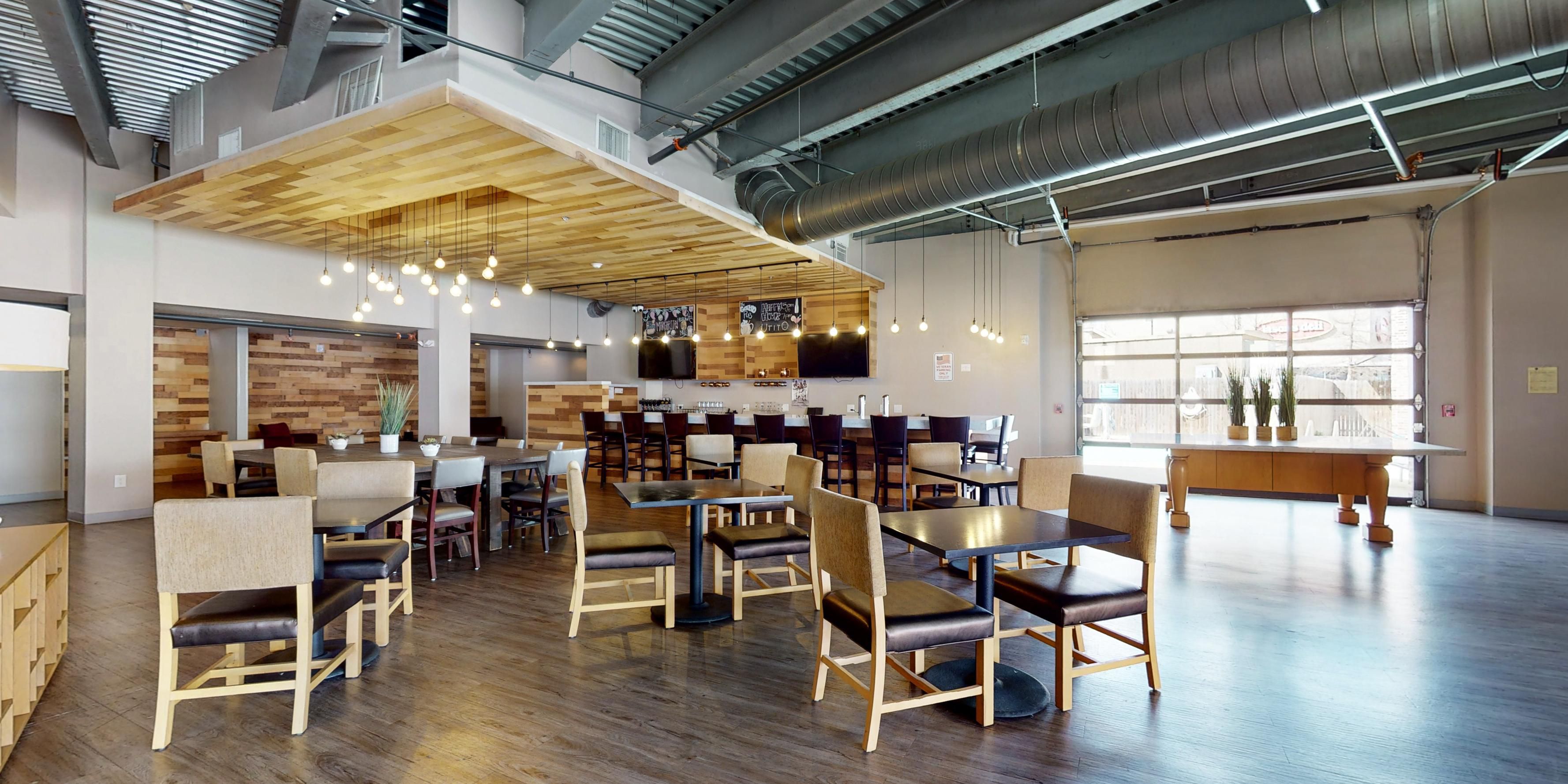 Haz que tus mañanas sean más brillantes en Aggieland Boutique Hotel – College Station, Texas. Comience sus días de semana con un delicioso desayuno continental con dos huevos de cualquier tipo y tostadas francesas caseras antes de explorar la ciudad o ver un partido de los Aggie's. También podrá disfrutar de nuestro abundante desayuno buffet en The Lounge los sábados y domingos por la mañana.