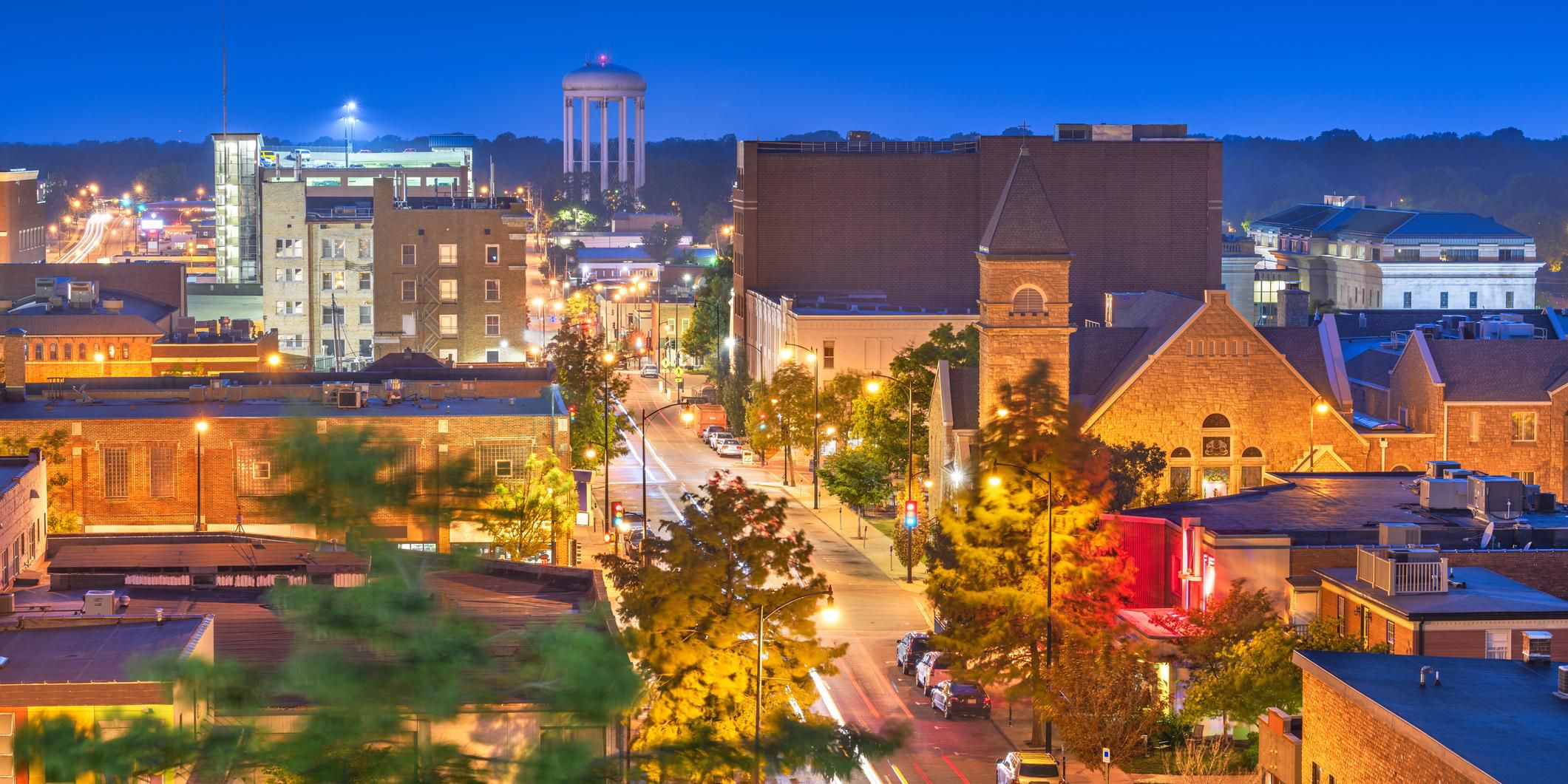Our hotel near the University of Missouri and downtown Columbia is mere steps from campus, making it extremely convenient for visiting prospective students and parents. We're also in the heart of The District, a lively neighborhood with great dining options. Guests will also be able to easily go downtown and see a show at the Missouri Theatre.​