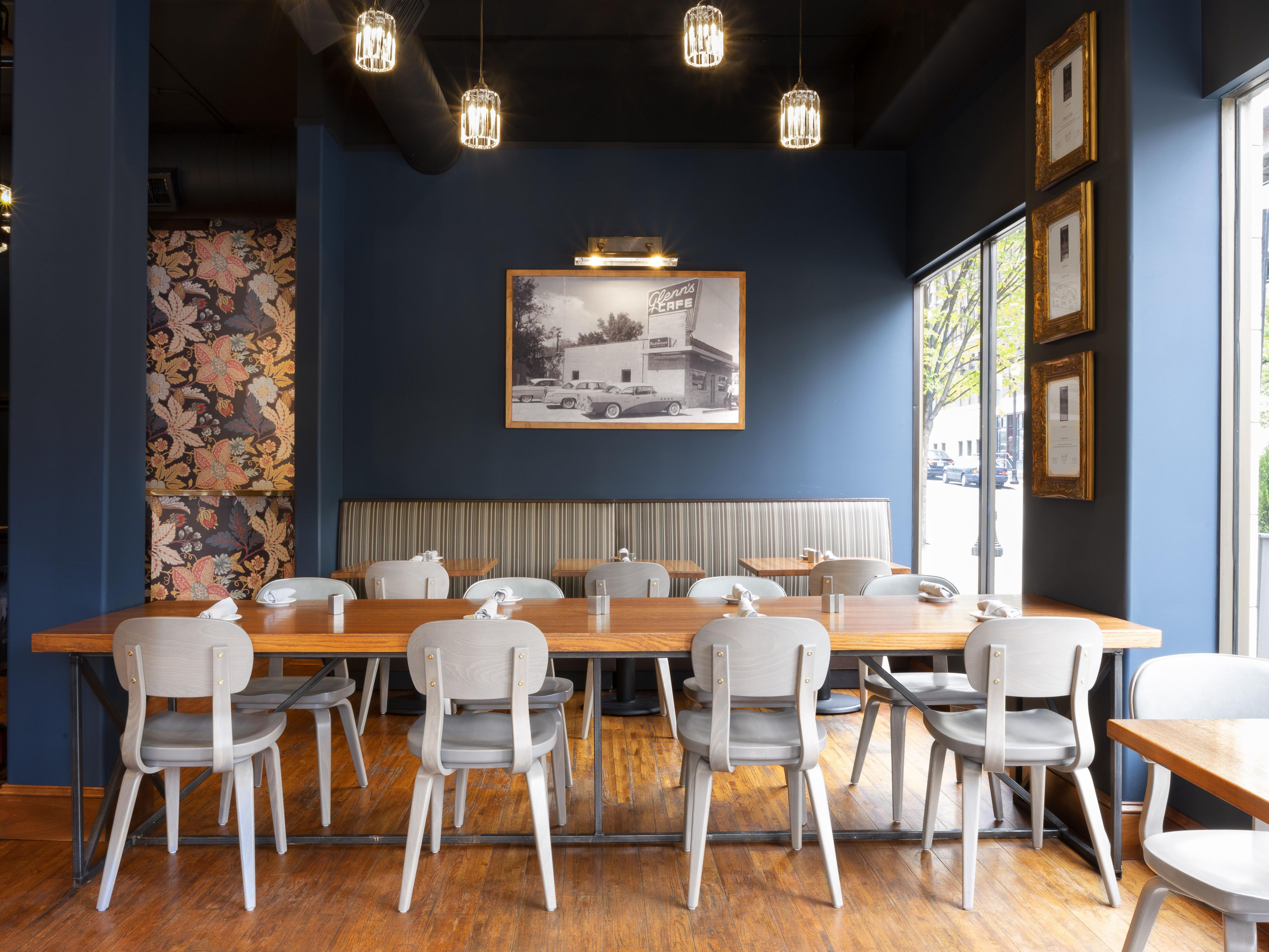 احصل على مقعد وشيء لتأكله في بار جلين في كولومبيا.