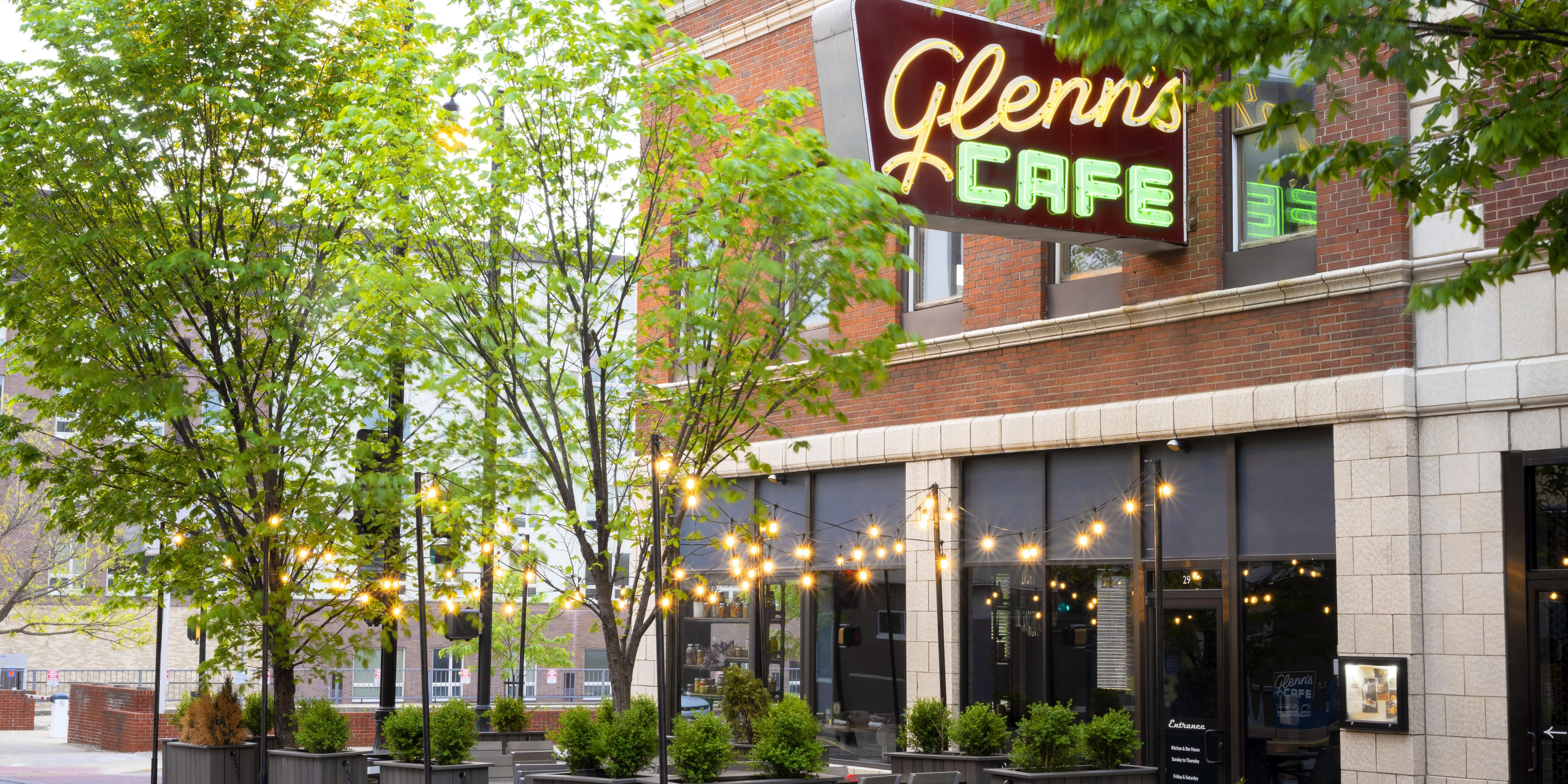 ホテルから一歩出ずに美食の冒険の旅にお出かけください。Glenn's Cafeでは、ケイジャンとクレオール料理で味覚を刺激し、 ツイン: ミズーリバーベキュータップルームでは、ミズーリ州の製品、ビール、ワイン、スピリッツのみを提供しています。カフェインをお楽しみいただくには、コーヒーショップをご利用いただくか、Vaultで手作りのカクテルや地ビールをお楽しみください。
