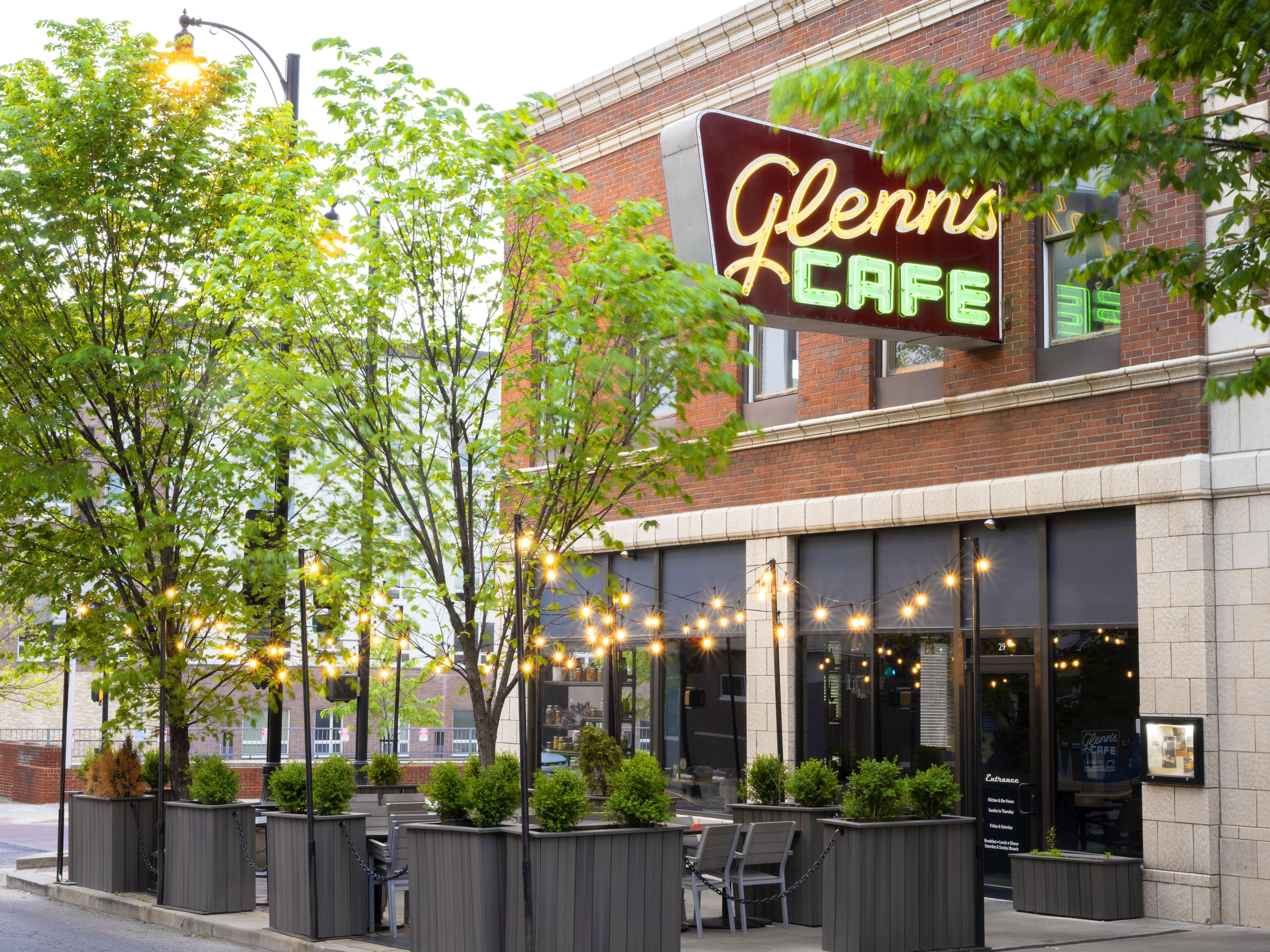 Embark on a culinary adventure without leaving the comfort of our hotel. Glenn's Cafe tantalizes taste buds with its Cajun and Creole cuisine, and twain: Missouri BBQ & Taproom offers only Missouri-made products, beer, wine, and spirits. For a caffeine fix, visit our coffee shop, or enjoy crafted cocktails and craft brews at the Vault.