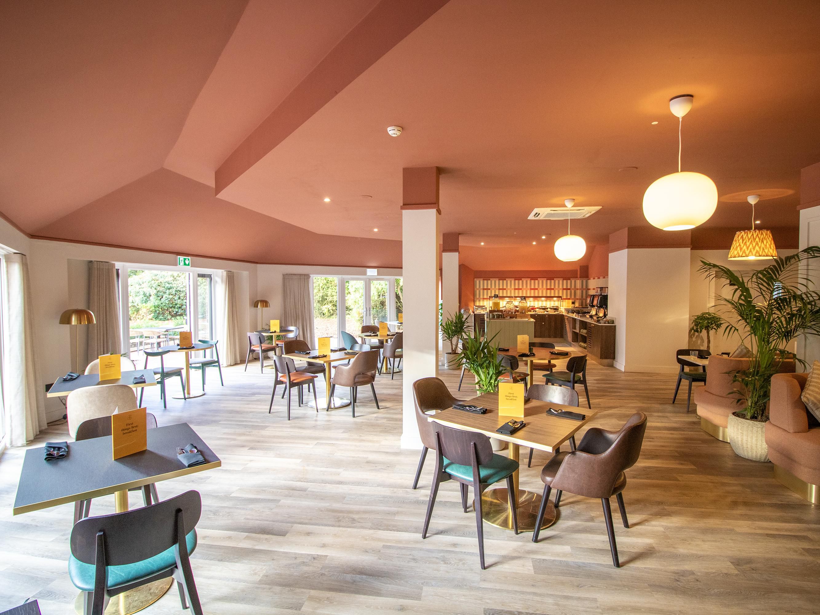 Embers Bar & Grill is an ideal spot to enjoy a wide range of cocktails and share plates in a cosy atmosphere each night. During the day, the Deli accommodates your need for coffee, shakes, beer, wine, cocktails, salads and sandwiches.