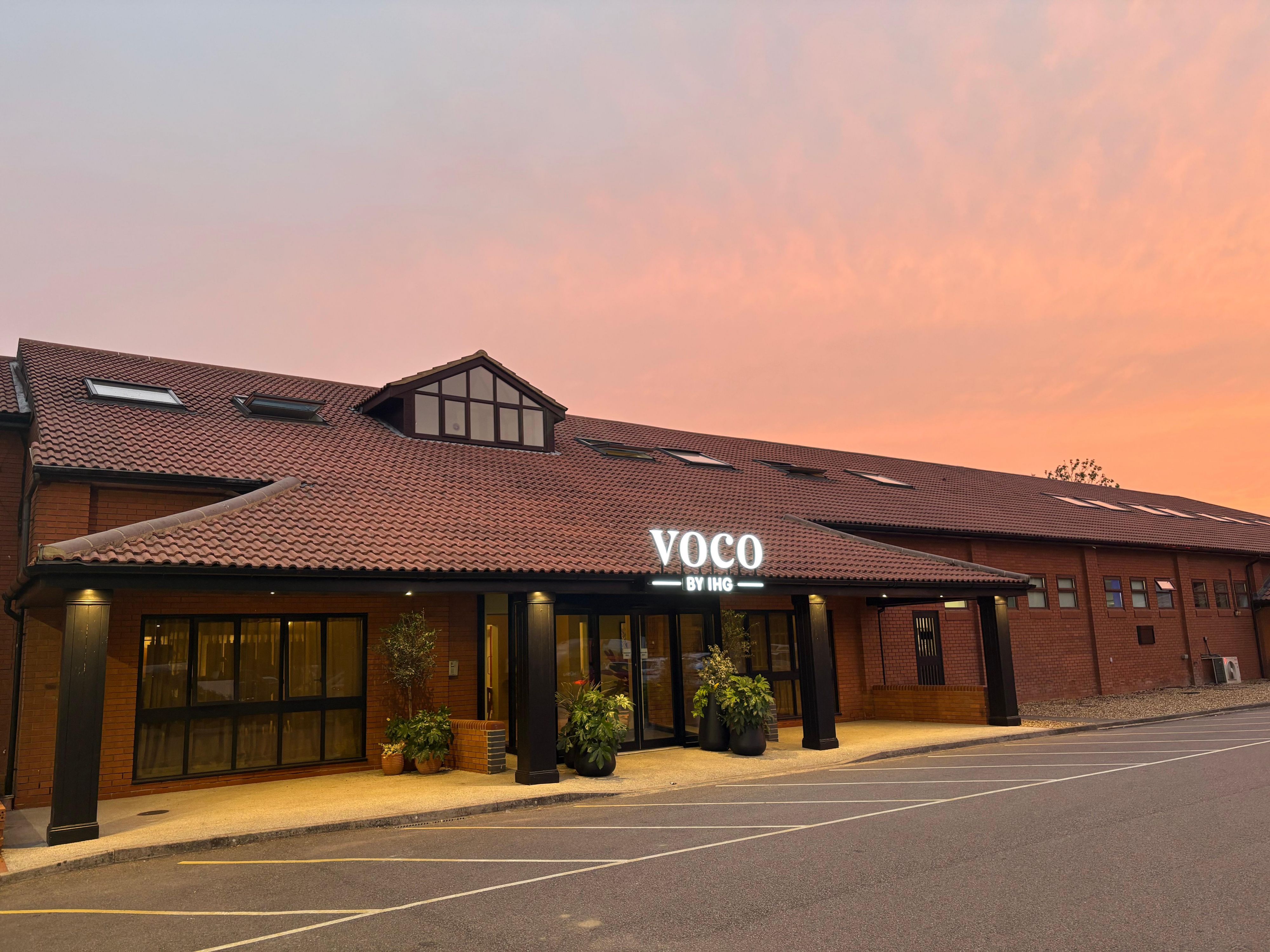 Nestled between London and Birmingham, voco Rockingham Forest Corby is the ideal base for business and city escapes. Our hotel is just a 7-minute drive from Corby train station, reach London in under 90 minutes, Birmingham in just over an hour, and enjoy a scenic 30-minute drive to Cambridge, perfect for work or adventure.