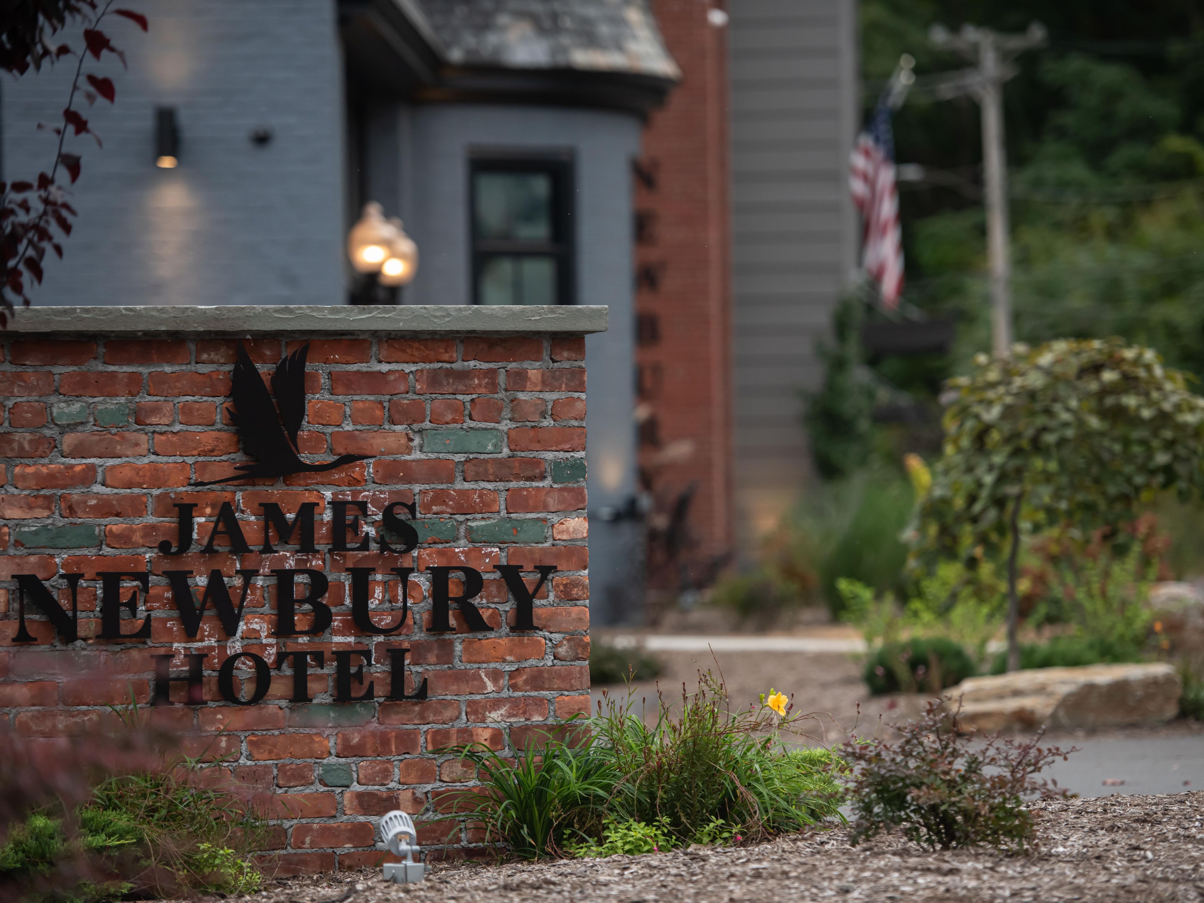 Hotel James Newbury Hudsen hotel sign