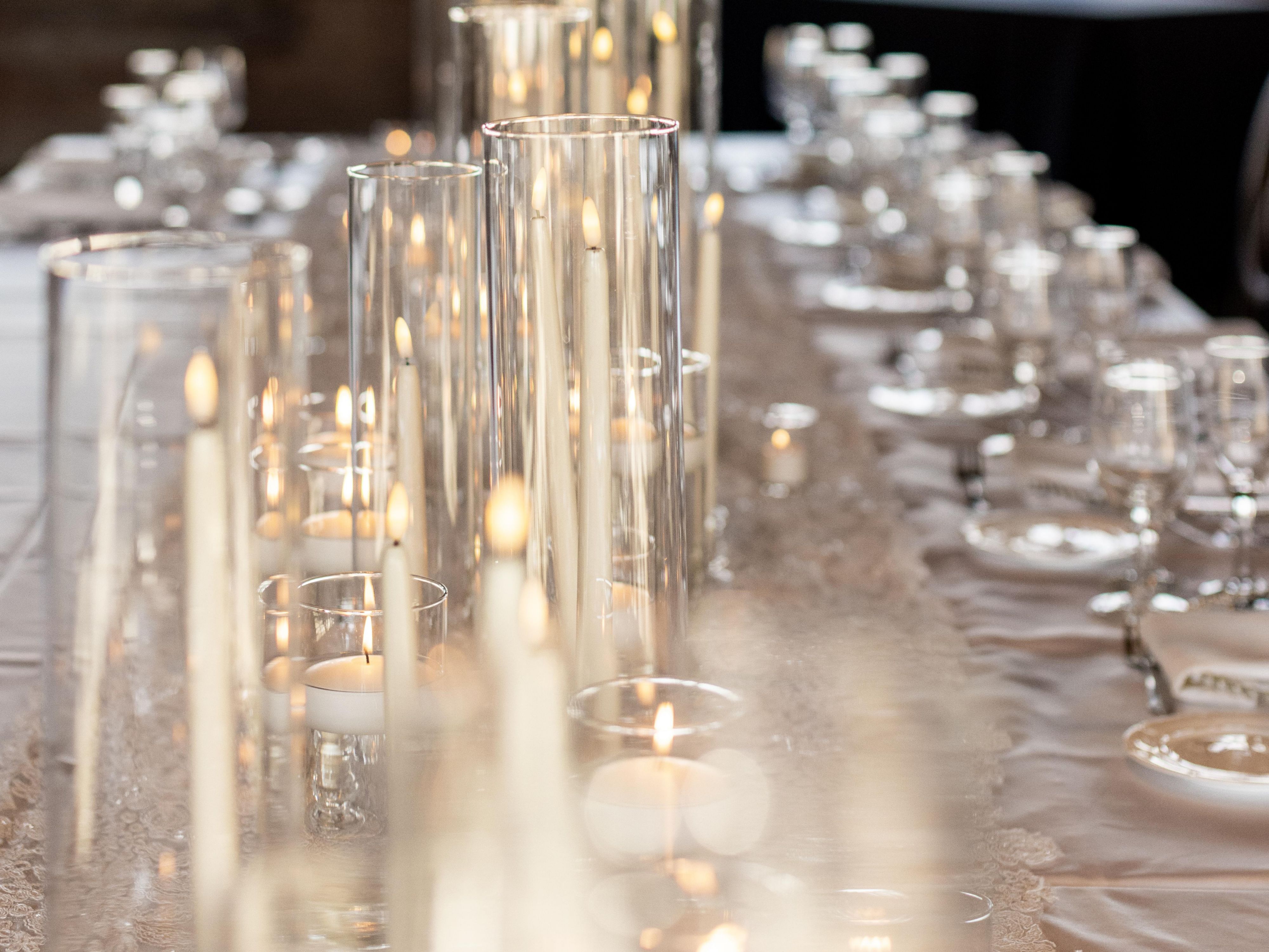 Organize jantares de ensaio intimistas ou brunch de despedida com sabores locais e hospitalidade quente. O voco James Newbury Hudson Valley oferece espaços ideais para reunir amigos e família antes e depois do seu casamento em Hudson Valley.