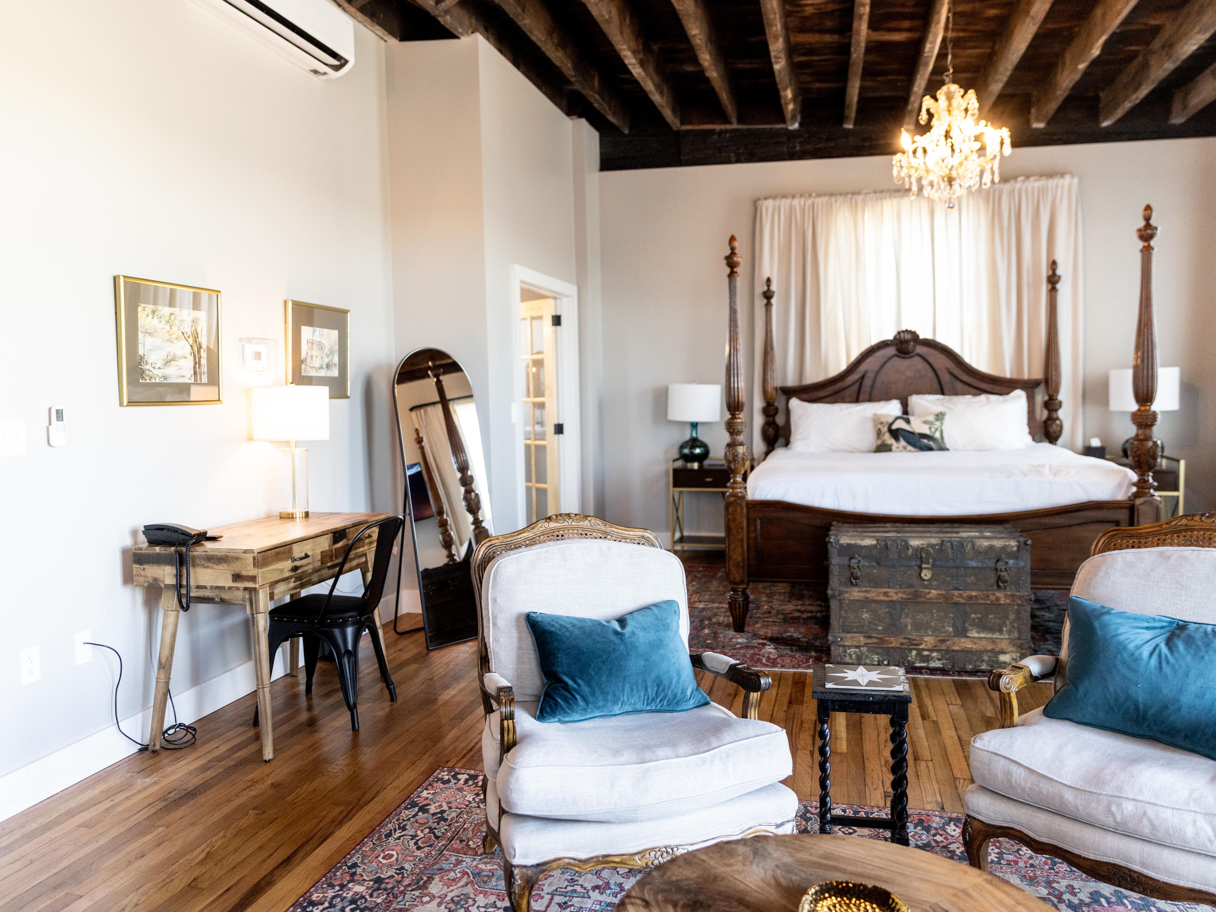 Prepare for your big day in spacious, elegant bridal suites designed for comfort and style. Enjoy serene Hudson River views and thoughtful amenities that make your wedding morning in Coxsackie truly special and stress-free.