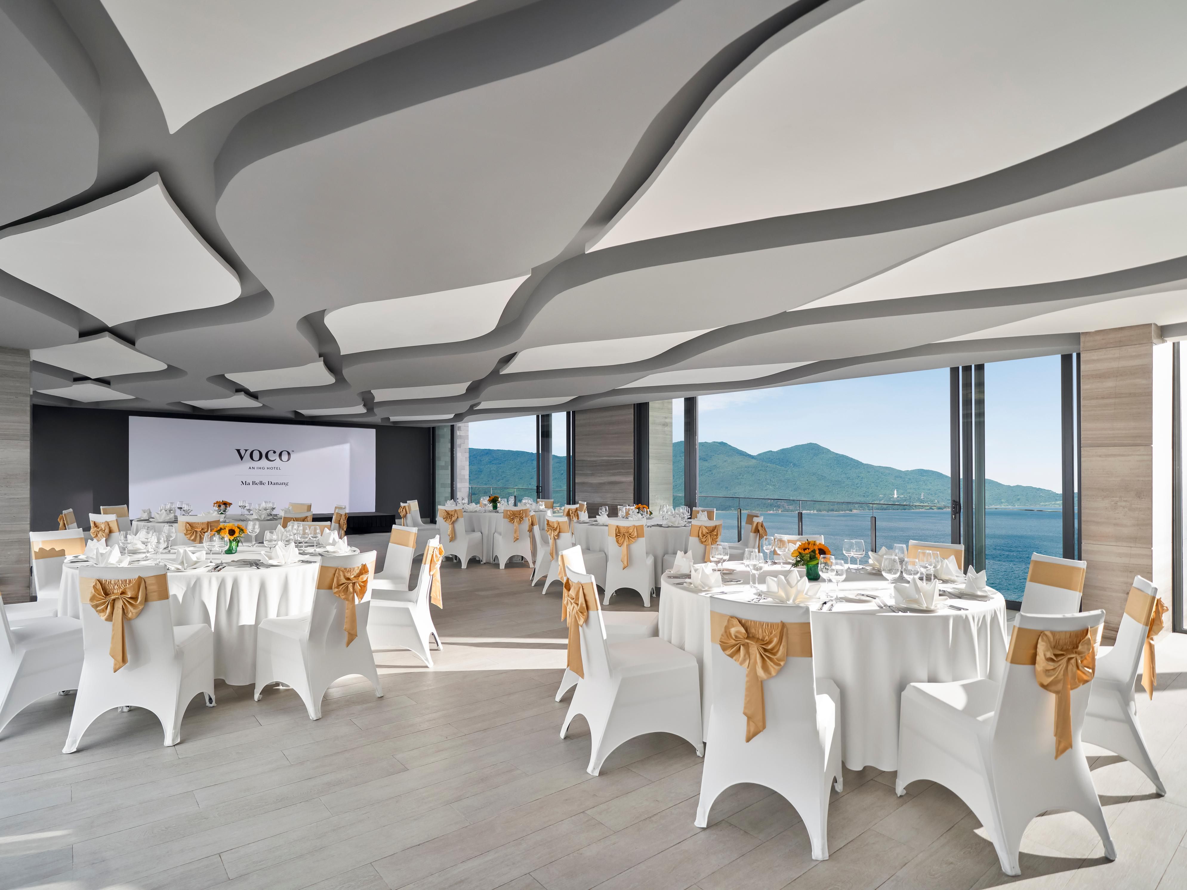 استمتع بعامل الإبهار في قاعة ما بيل ، فهي مثالية لحفلات الزفاف والاحتفالات والمؤتمرات ، بينما 2 غرفة اجتماعات مثالية للمناسبات الصغيرة. يجعل الضوء الطبيعي المكان يشعر بأجواء دافئة والترحيب. مع أحدث المعدات والتكنولوجيا ، نحن على استعداد لتحقيق رؤيتك.
